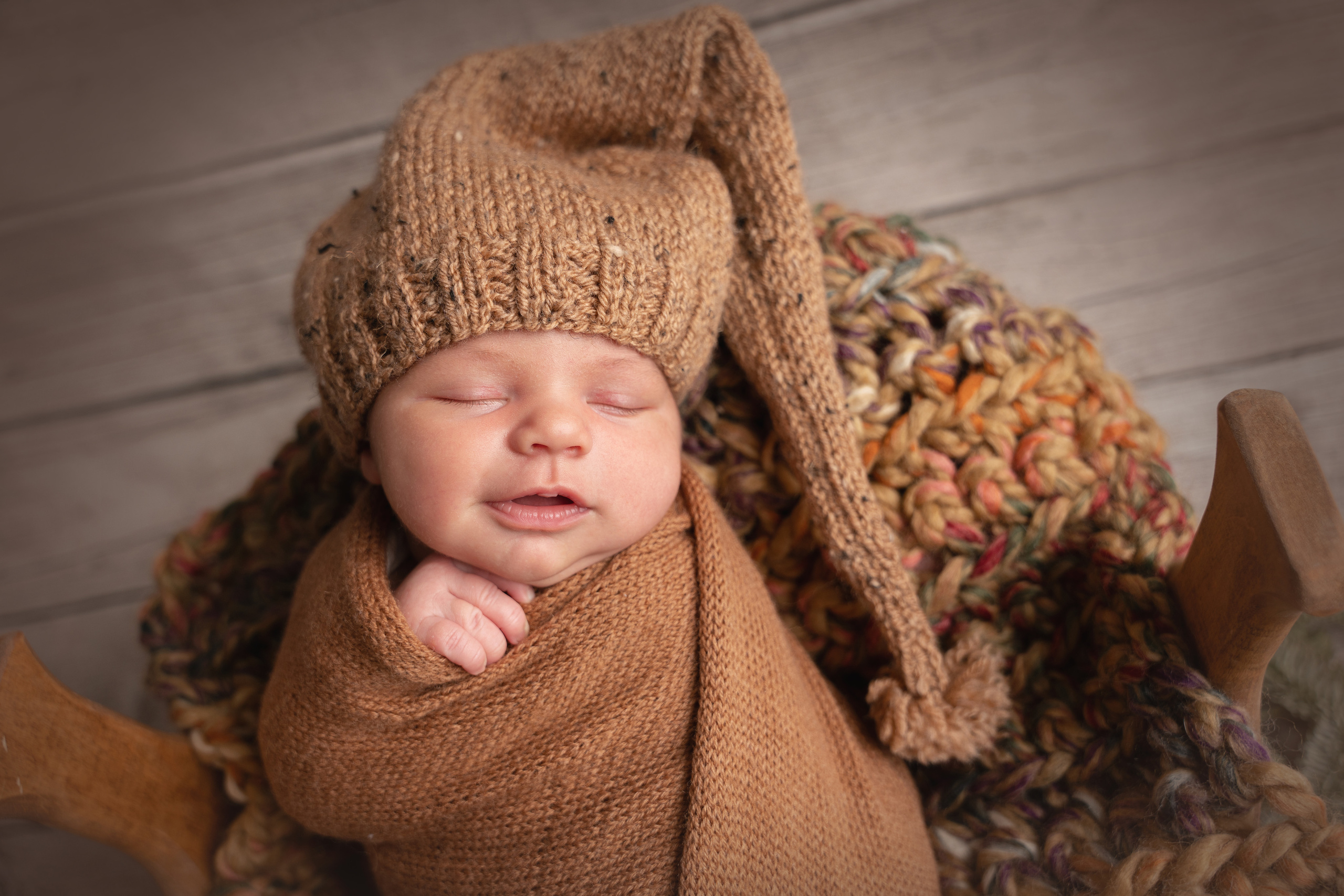 neugeborenes lächelt im Schlaf