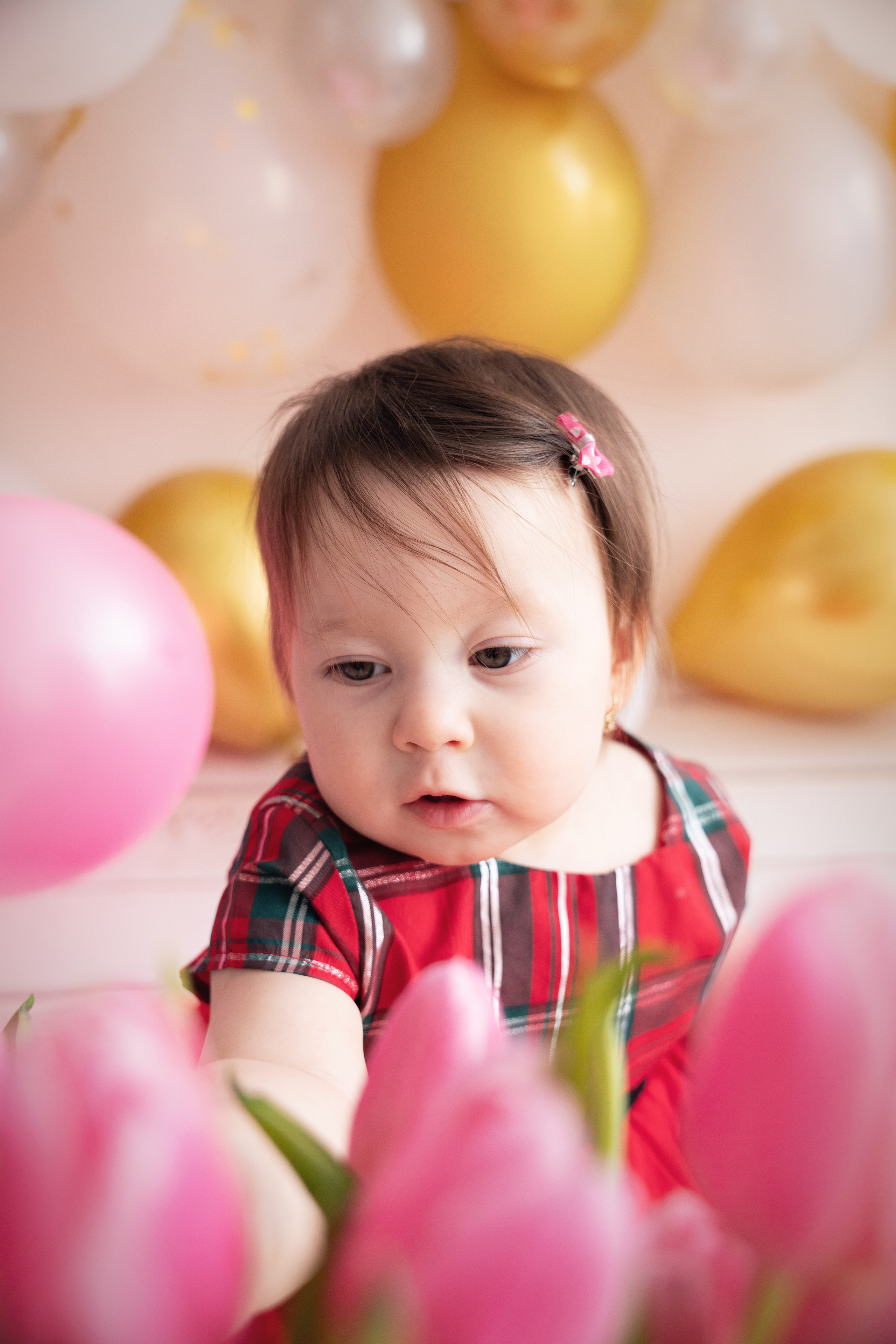 Prinzessin in einem roten Kleid mit Tulpen und Luftballons