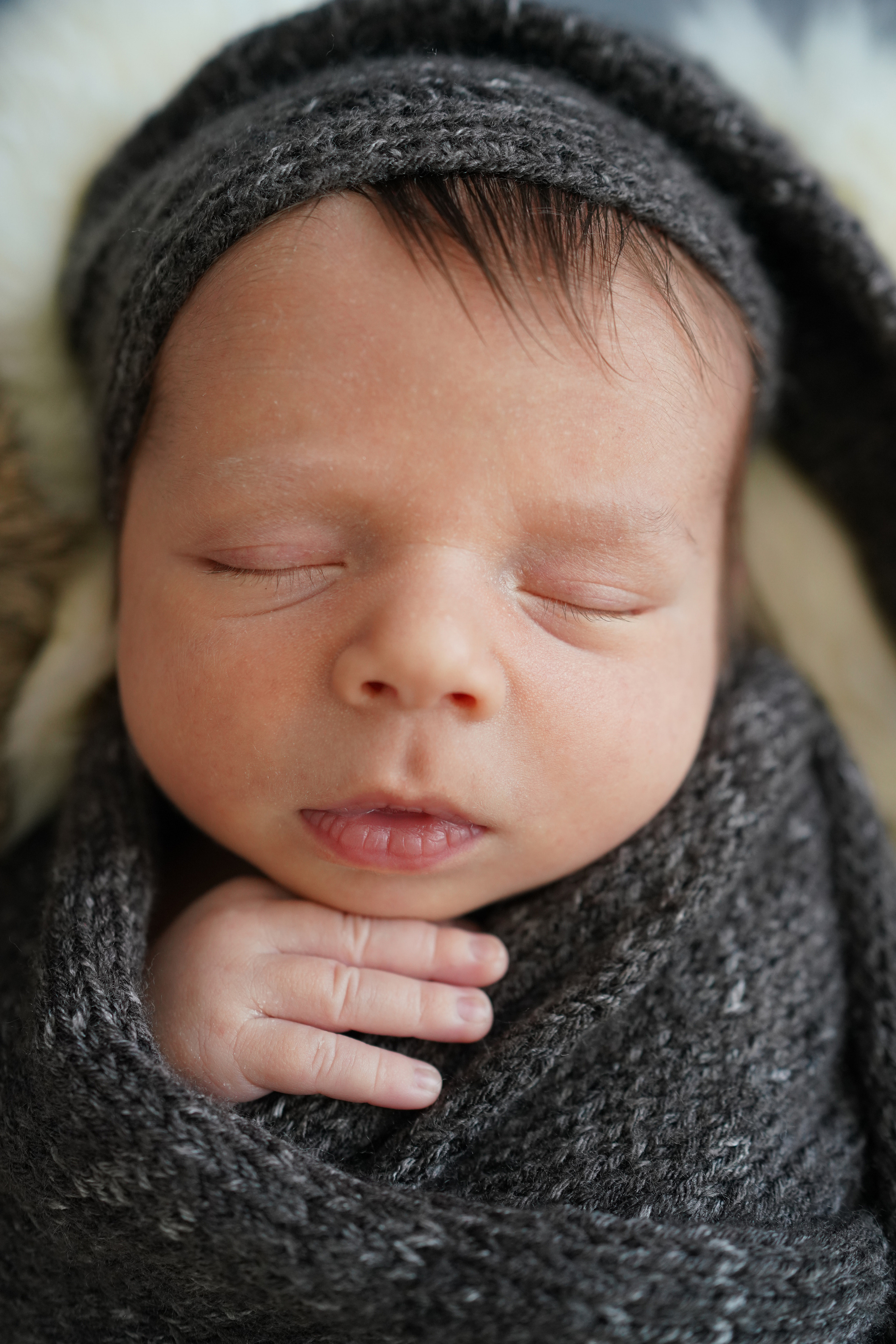 Neugeborenes Fotoshooting in München. Neugeborenenfotografin und Retoucher in Augsburg Nastassia Schneider