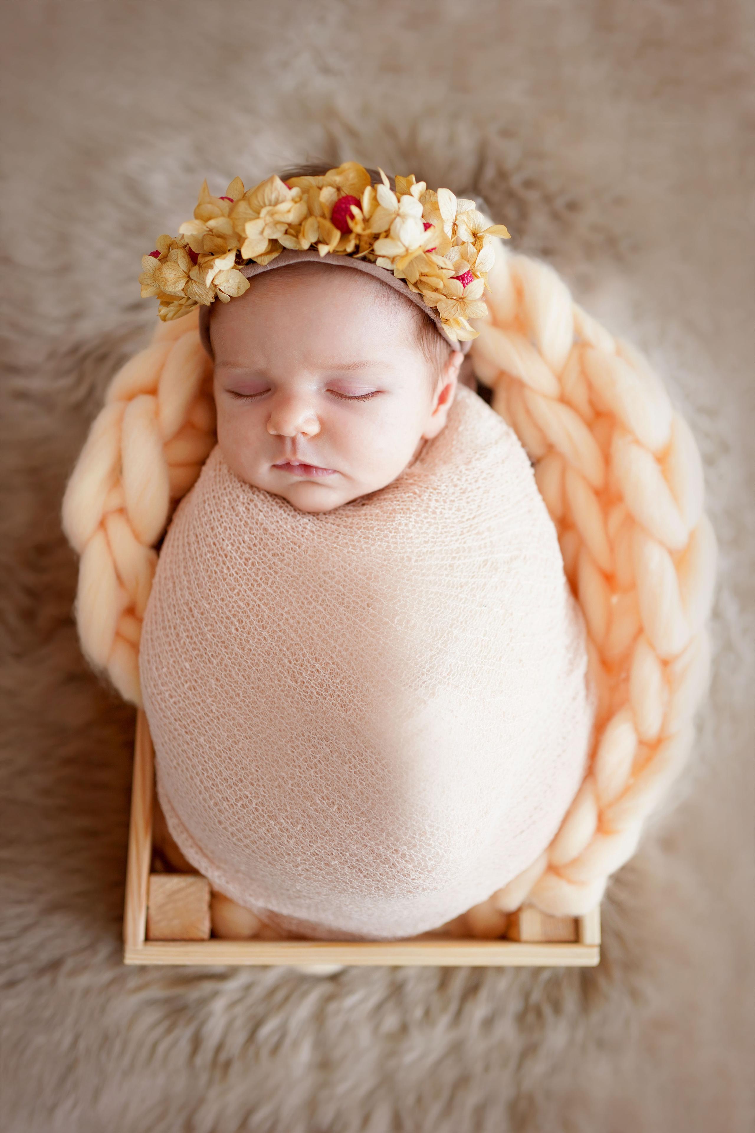 Newborn mit einem neugeborenen Mädchen in Dilling. Neugeborenenfotografin und Retoucher in Augsburg Nastassia Schneider