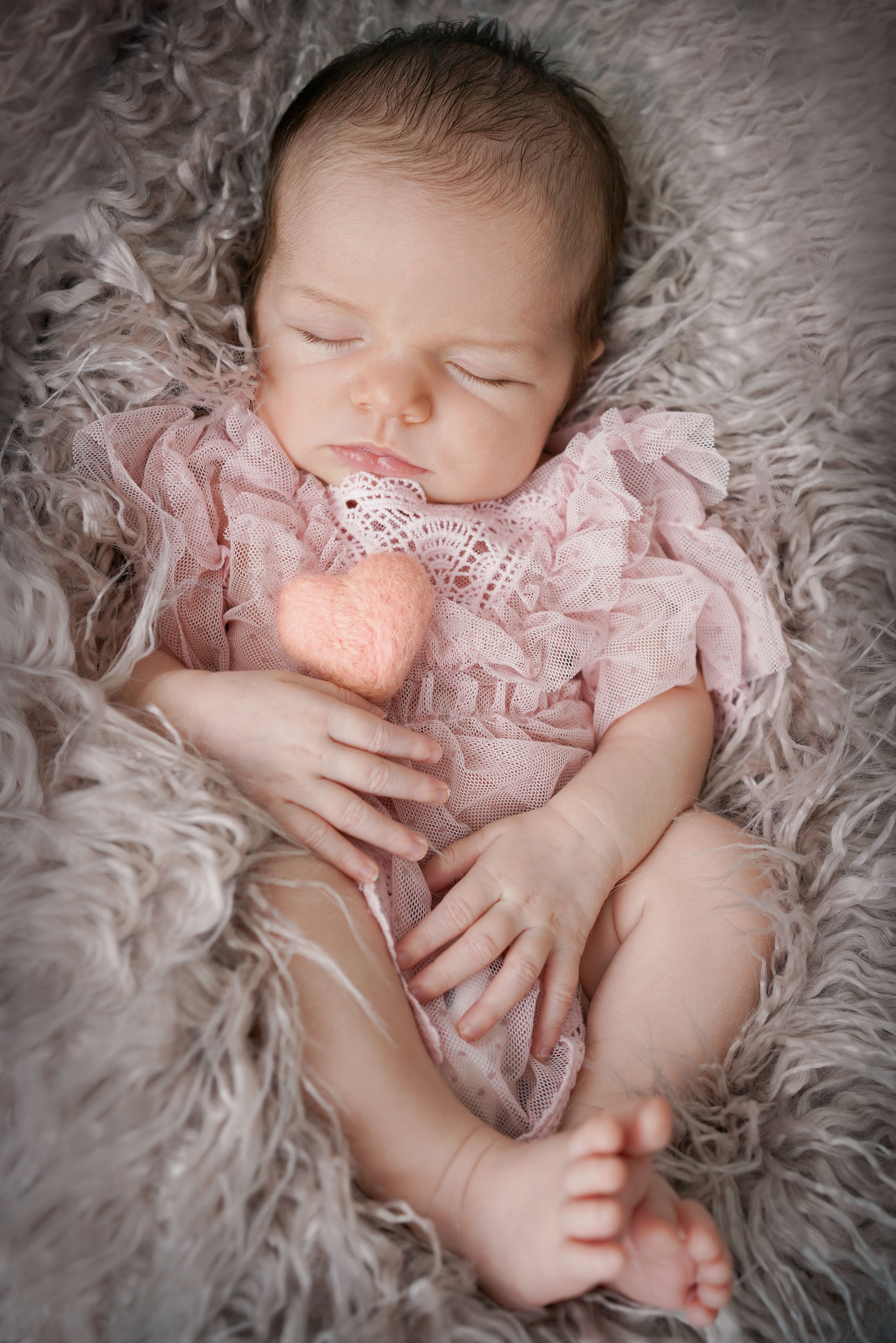 Newborn mit einem neugeborenen Mädchen in Dilling. Neugeborenenfotografin und Retoucher in Augsburg Nastassia Schneider