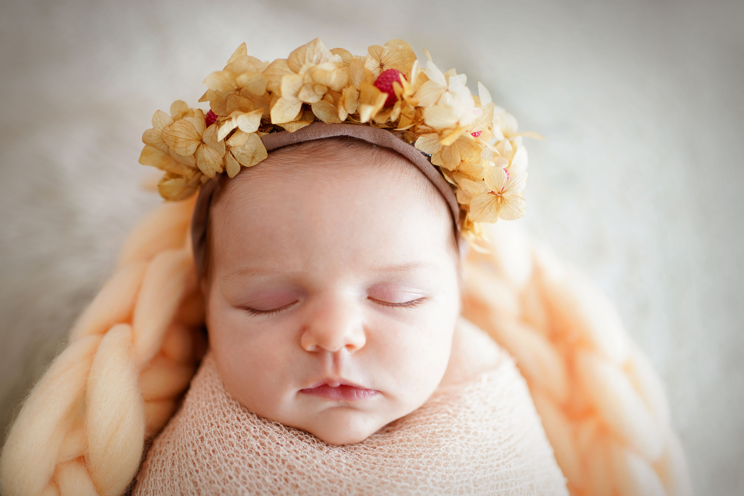 Newborn mit einem neugeborenen Mädchen in Dilling. Neugeborenenfotografin und Retoucher in Augsburg Nastassia Schneider