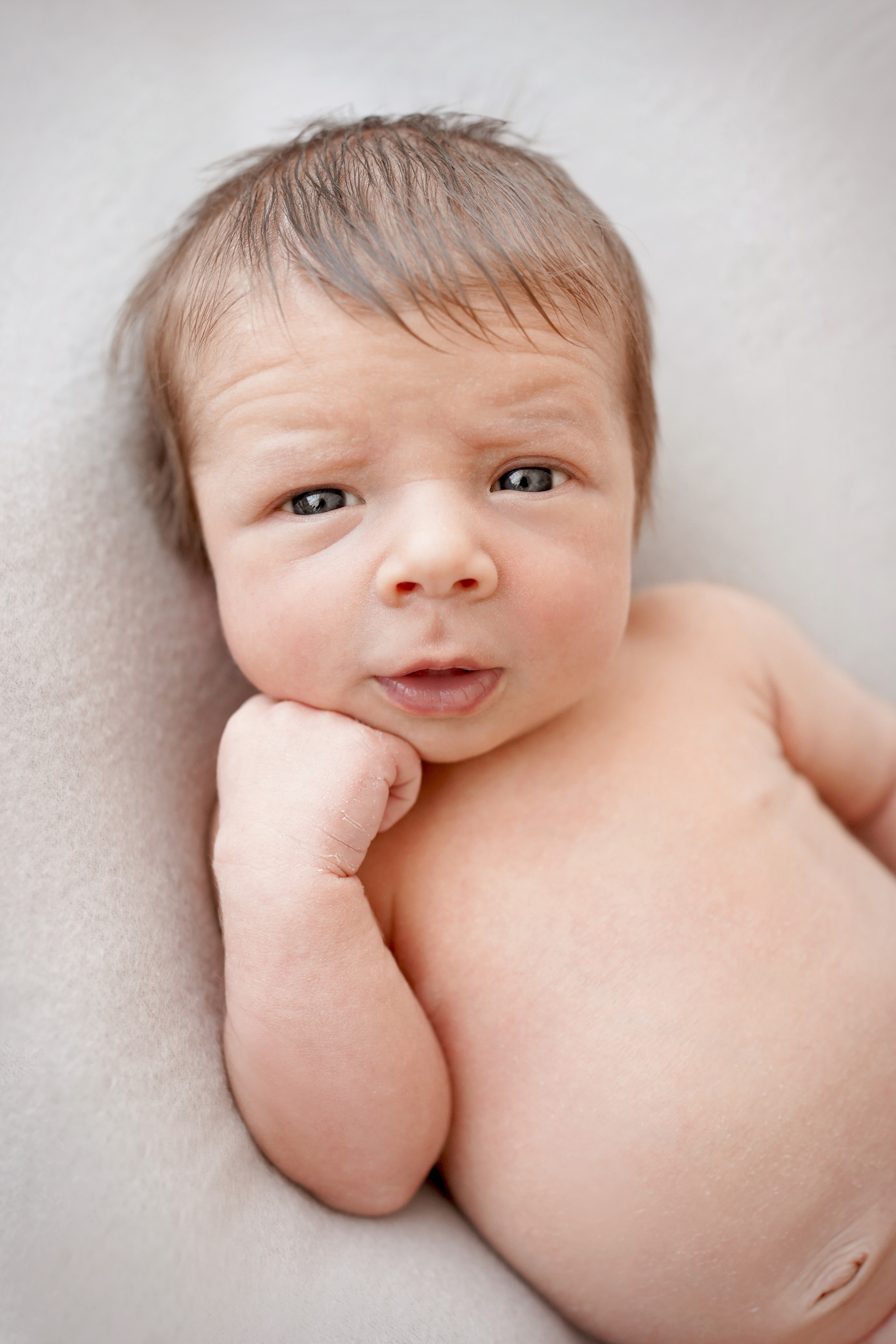 Neugeborenes Fotoshooting in München. Neugeborenenfotografin und Retoucher in Augsburg Nastassia Schneider