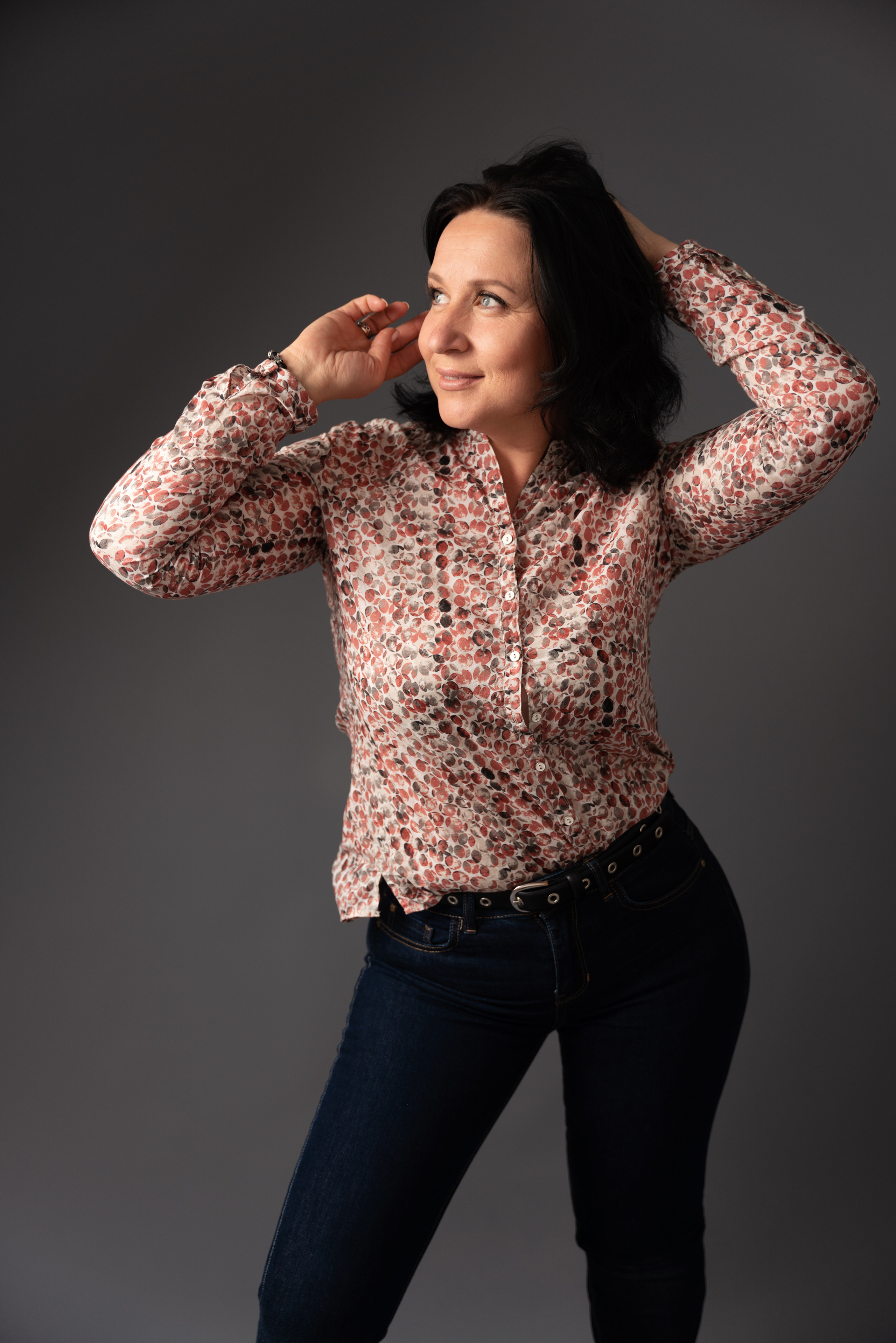 Mädchen posiert auf grauem Hintergrund in einem Fotostudio in Augsburg