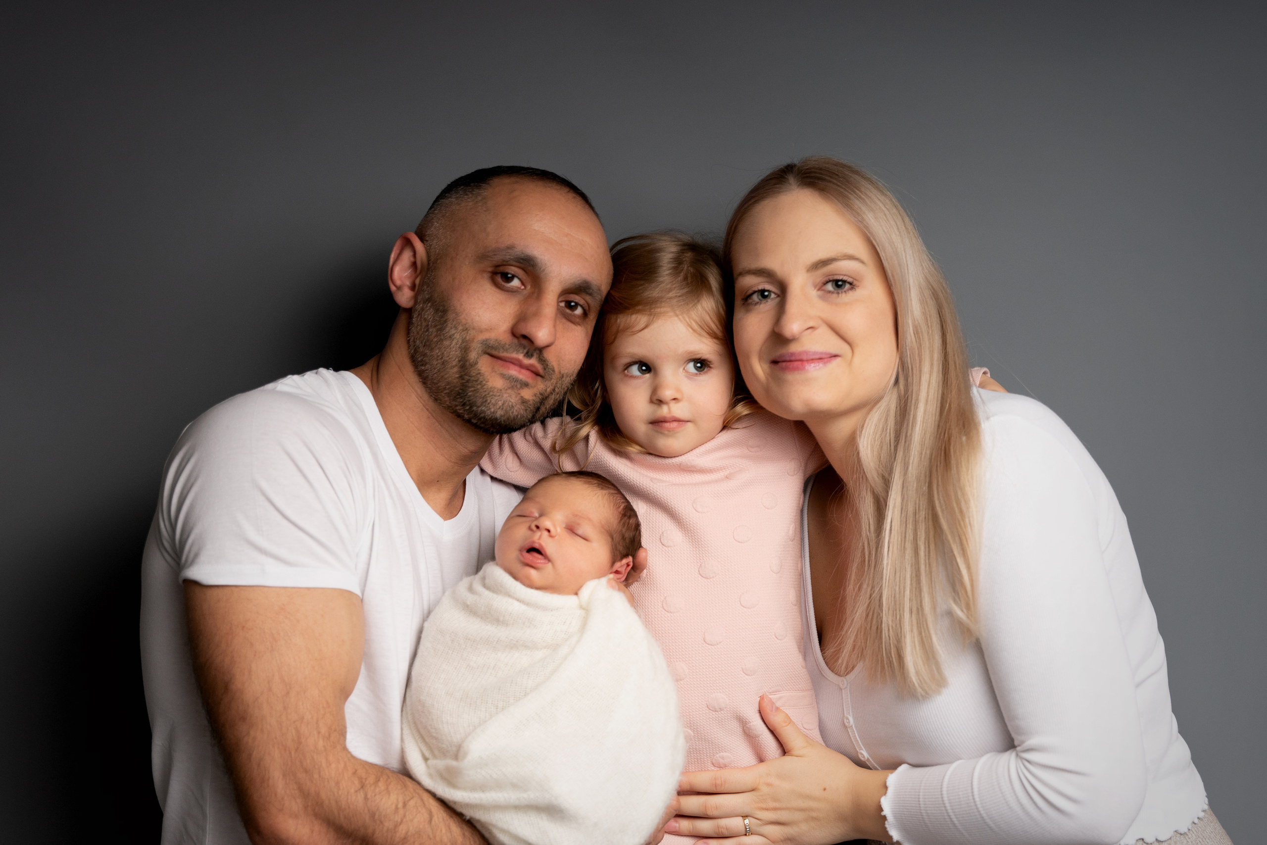 familienpaar mit kindern, die im studio schießen