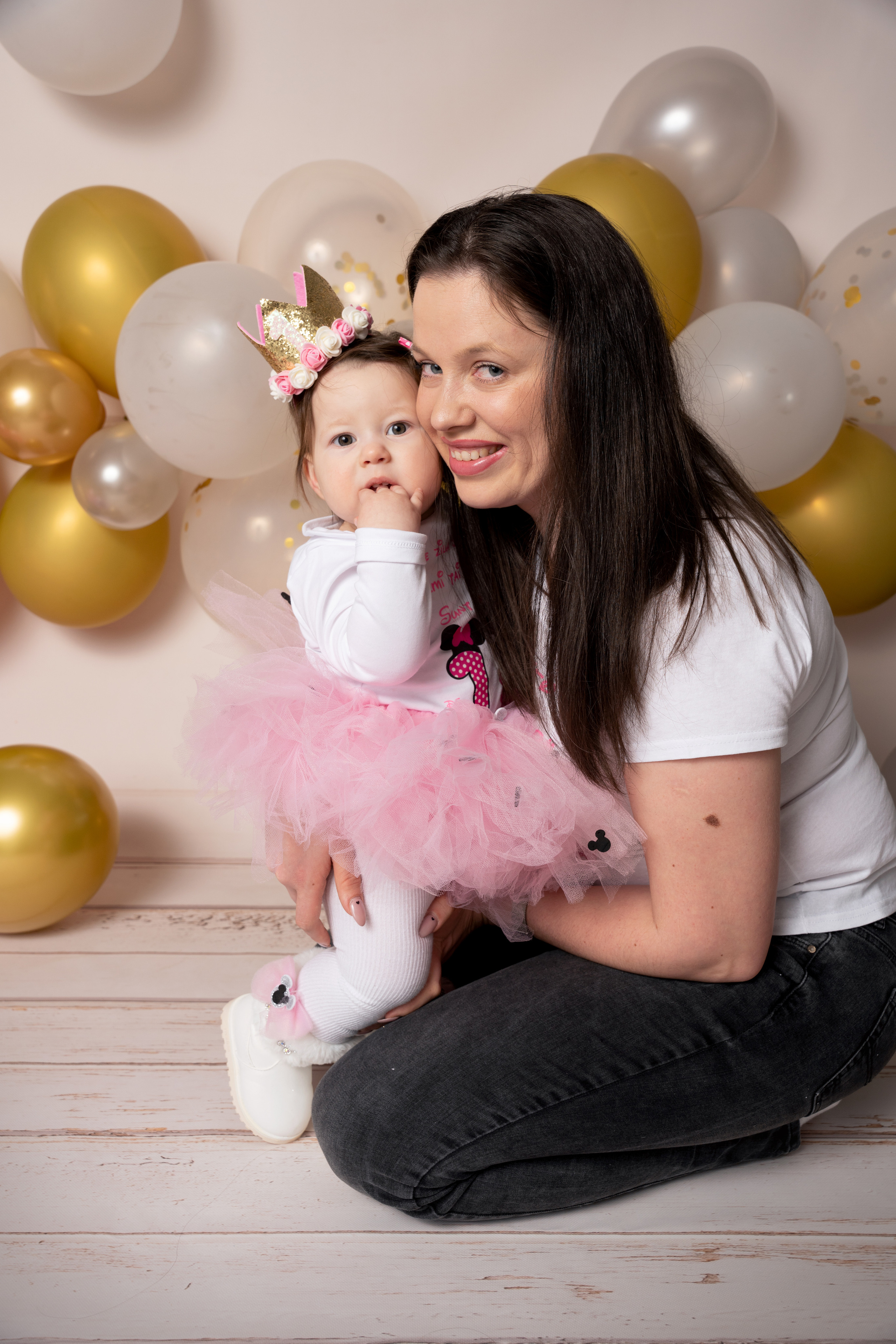 Mutter, die ihre kleine Prinzessin in ihren Armen hält