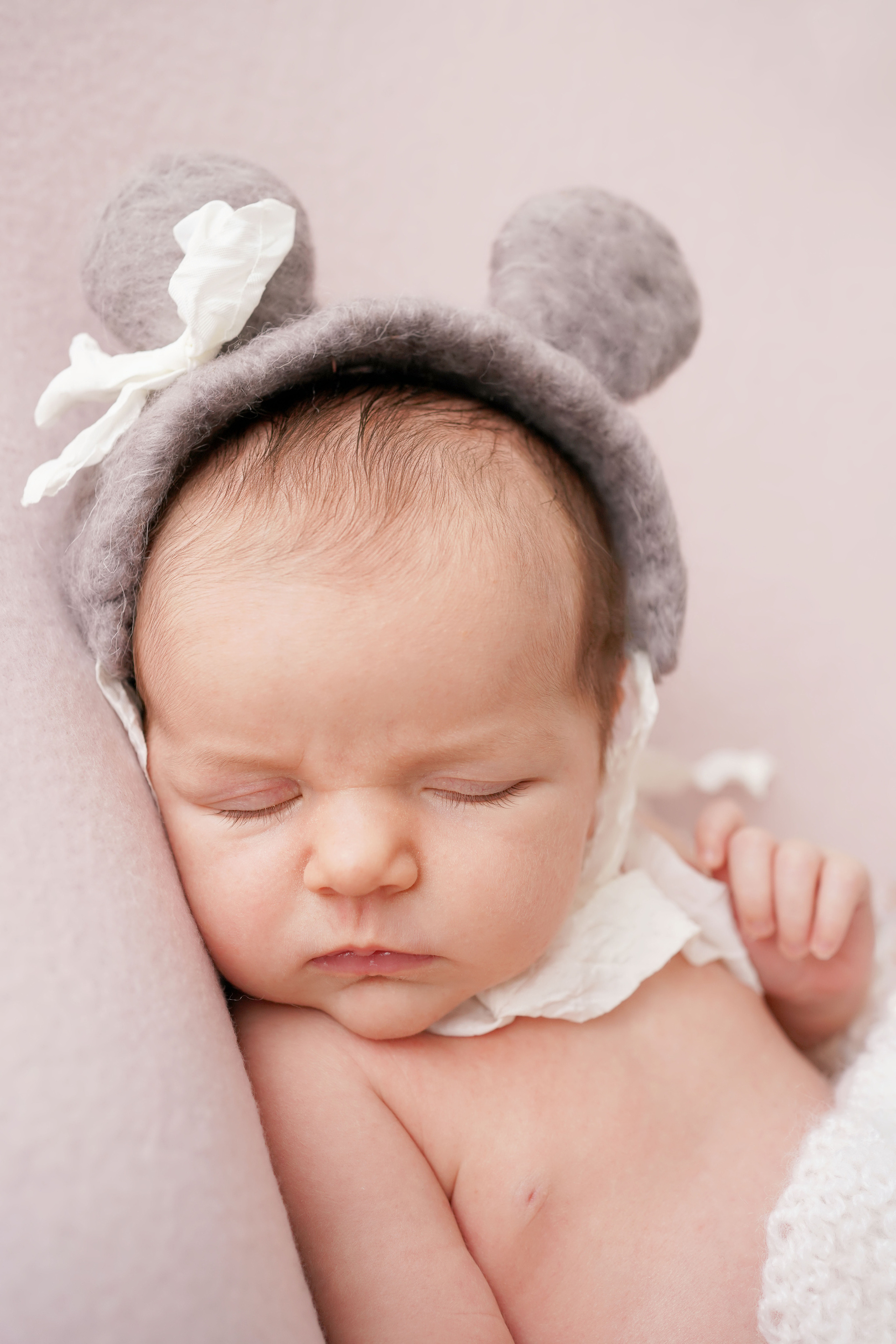 Newborn mit einem neugeborenen Mädchen in Dilling. Neugeborenenfotografin und Retoucher in Augsburg Nastassia Schneider