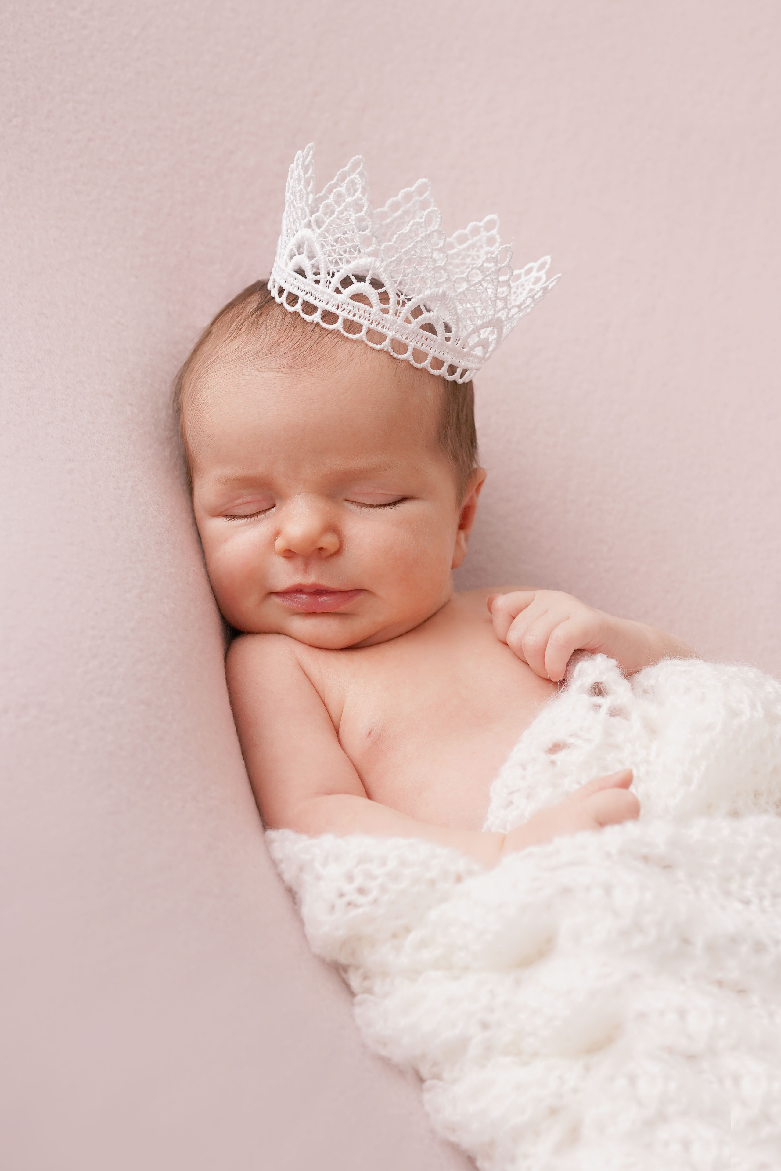 Newborn mit einem neugeborenen Mädchen in Dilling. Neugeborenenfotografin und Retoucher in Augsburg Nastassia Schneider