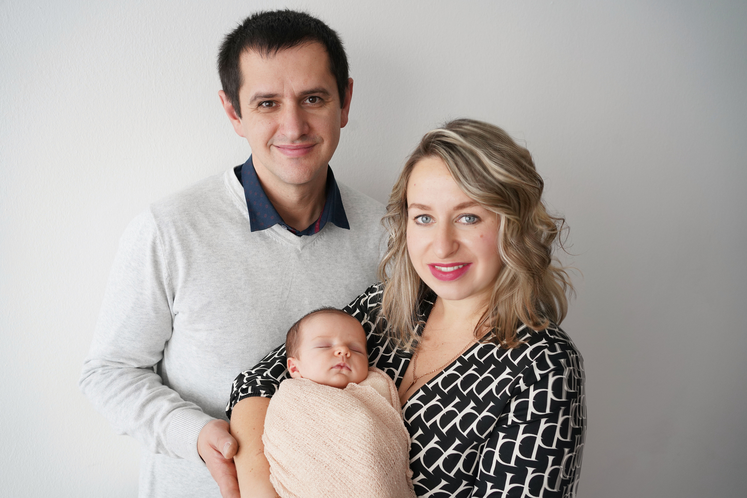 Newborn mit einem neugeborenen Mädchen in Dilling. Neugeborenenfotografin und Retoucher in Augsburg Nastassia Schneider