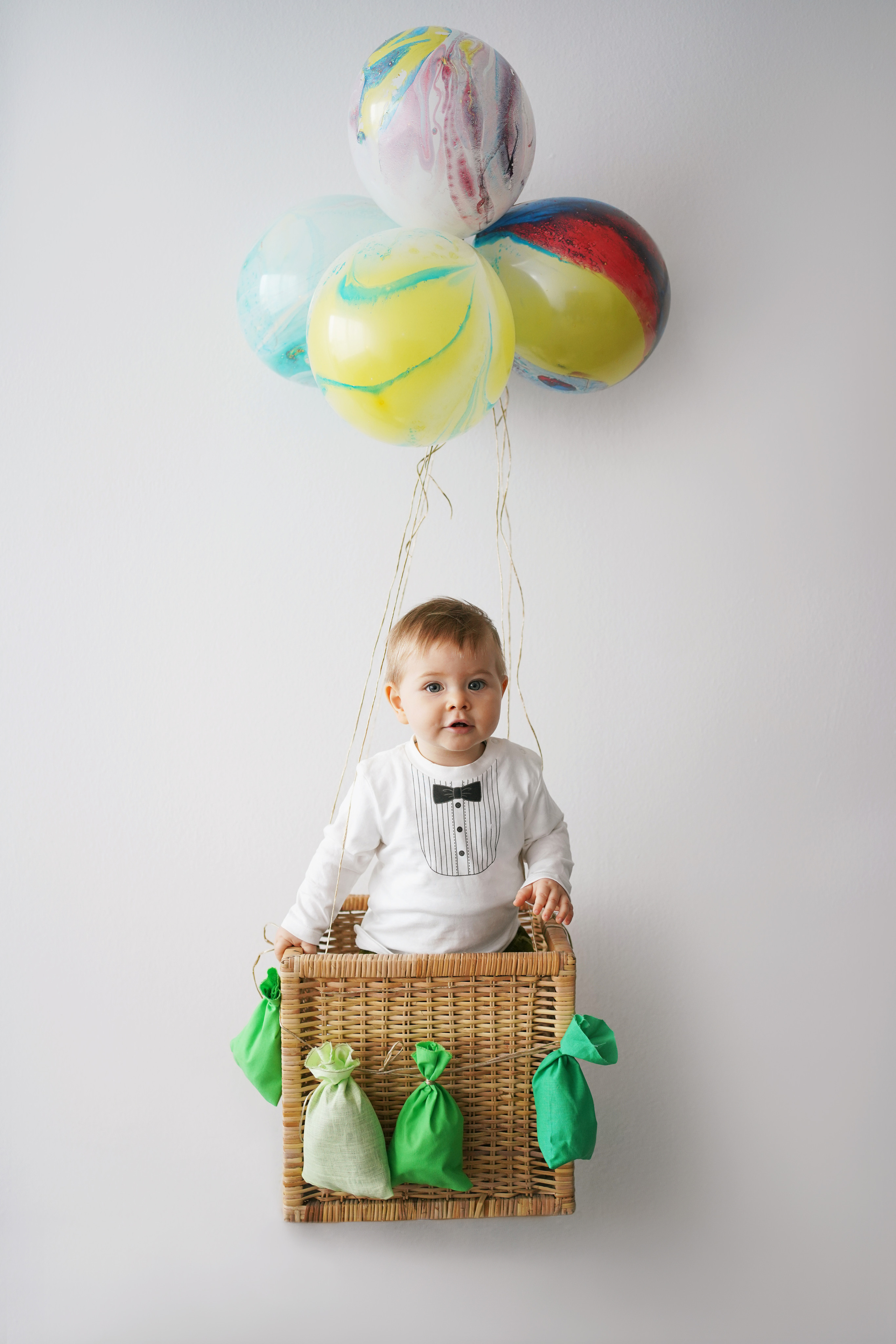 Junge in einem Ballon in einem Korb