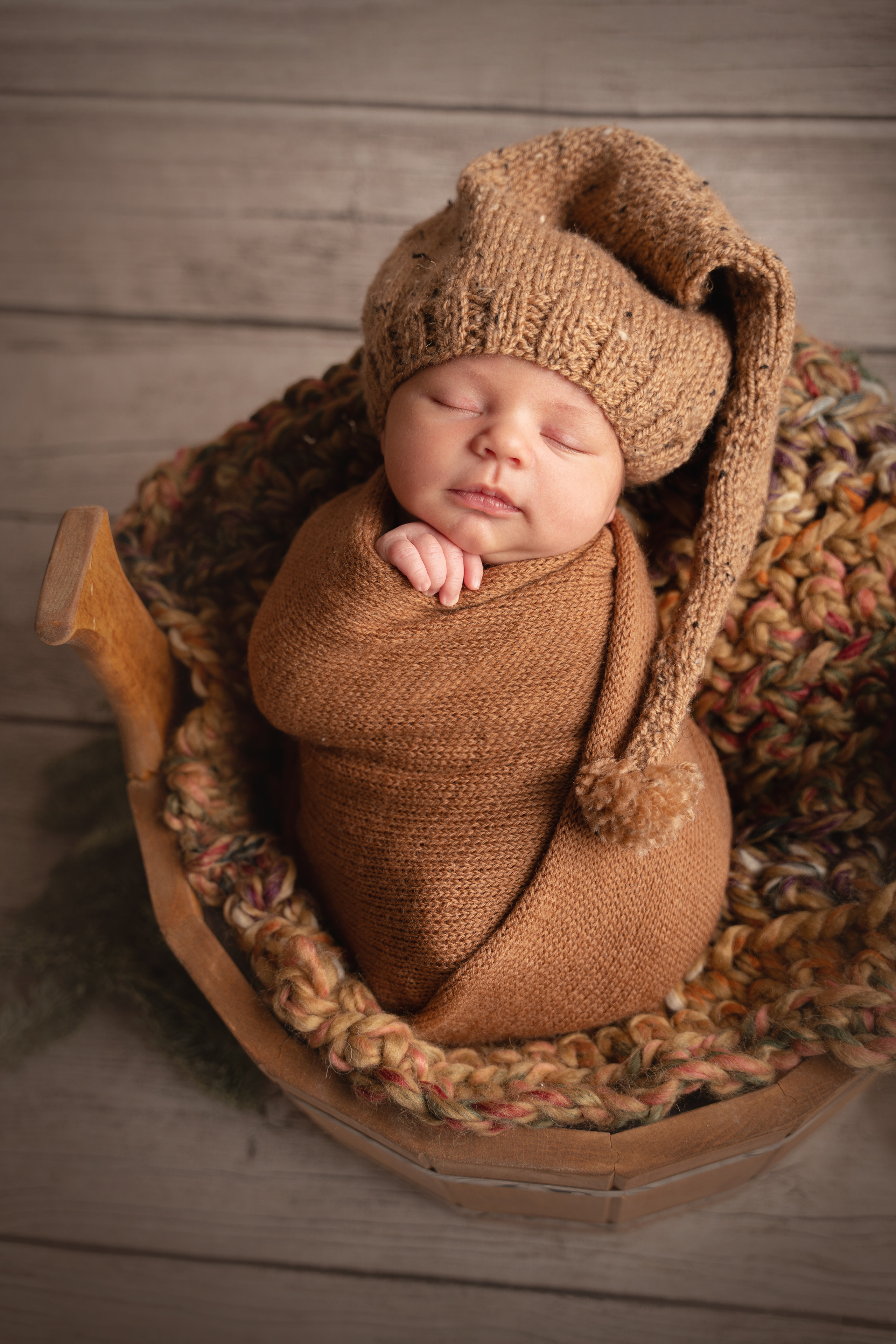 das kind wird in eine wicklung gehüllt und ein griff späht aus