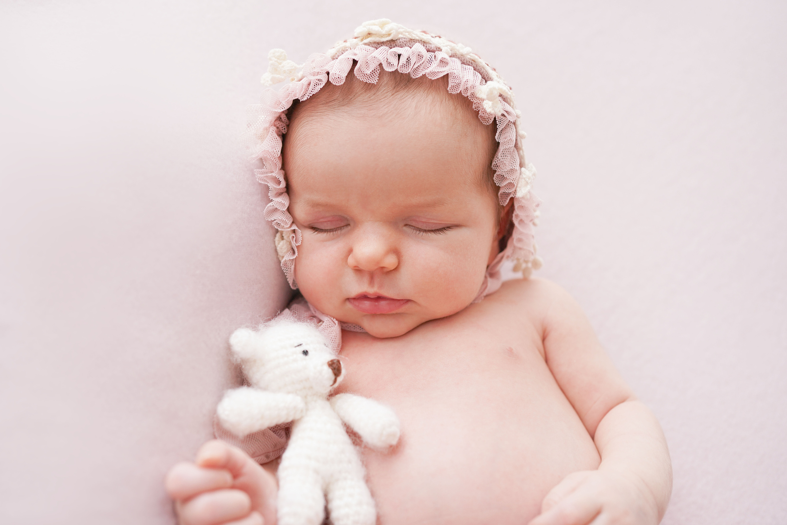 Newborn mit einem neugeborenen Mädchen in Dilling. Neugeborenenfotografin und Retoucher in Augsburg Nastassia Schneider