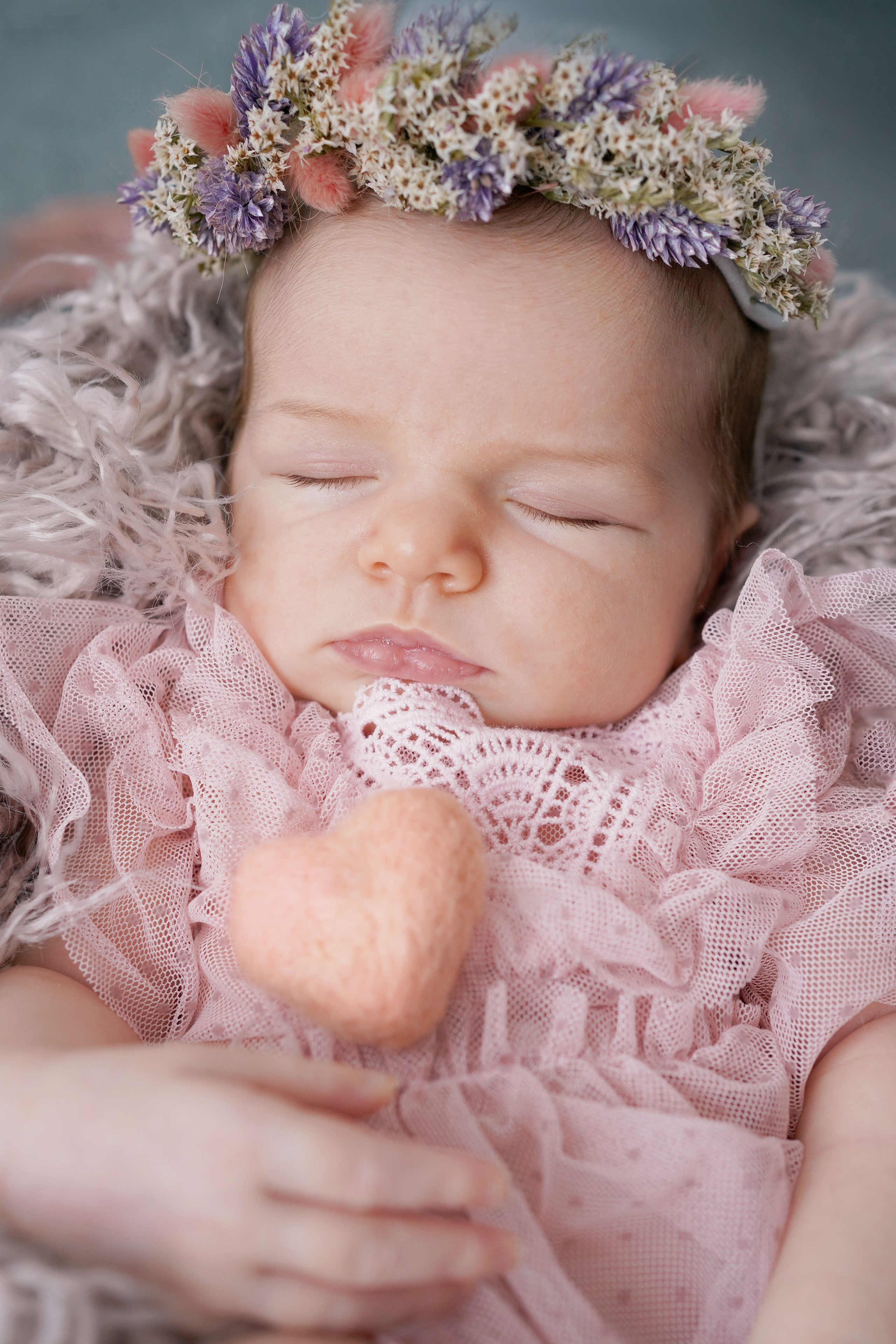 Newborn mit einem neugeborenen Mädchen in Dilling. Neugeborenenfotografin und Retoucher in Augsburg Nastassia Schneider