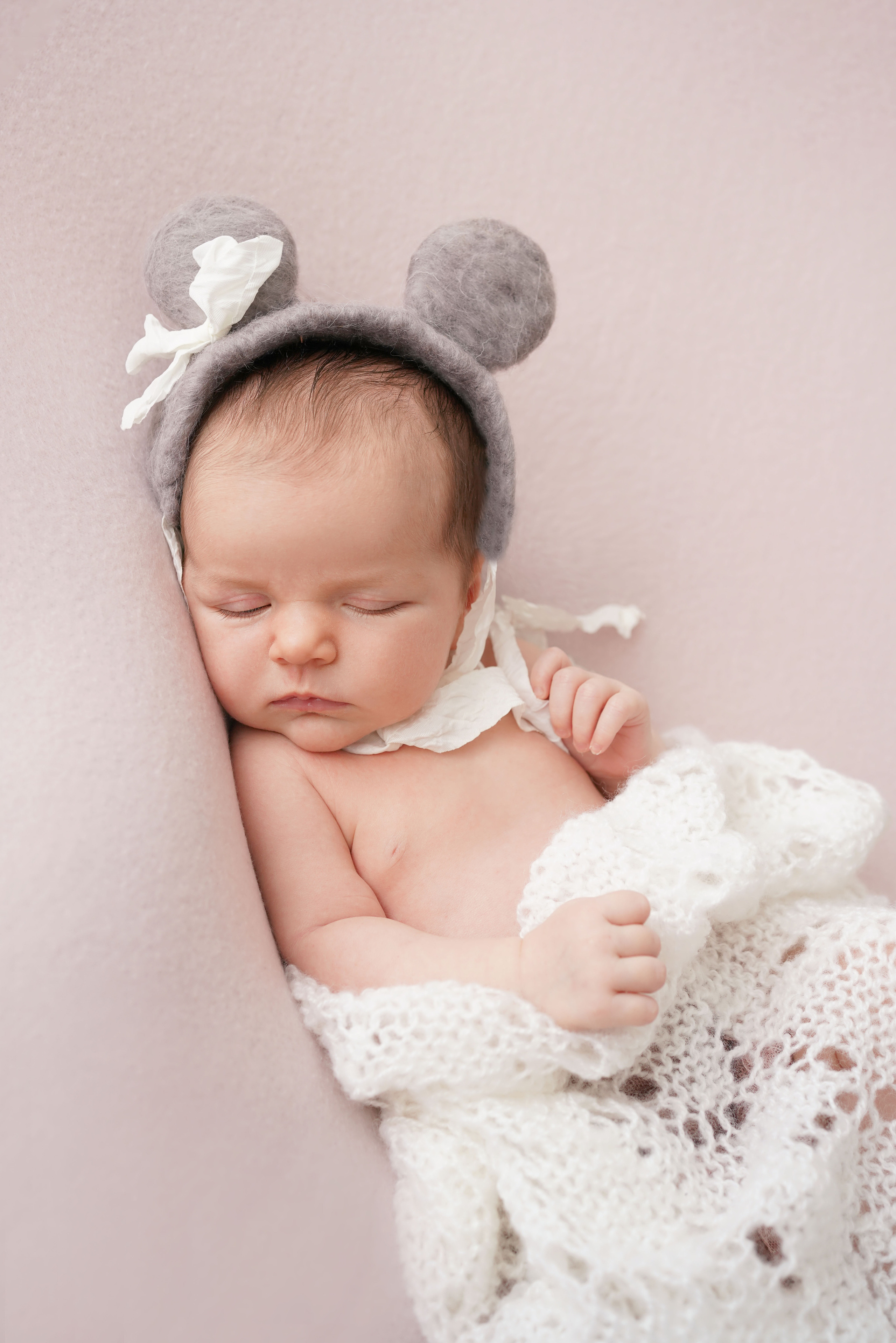 Newborn mit einem neugeborenen Mädchen in Dilling. Neugeborenenfotografin und Retoucher in Augsburg Nastassia Schneider