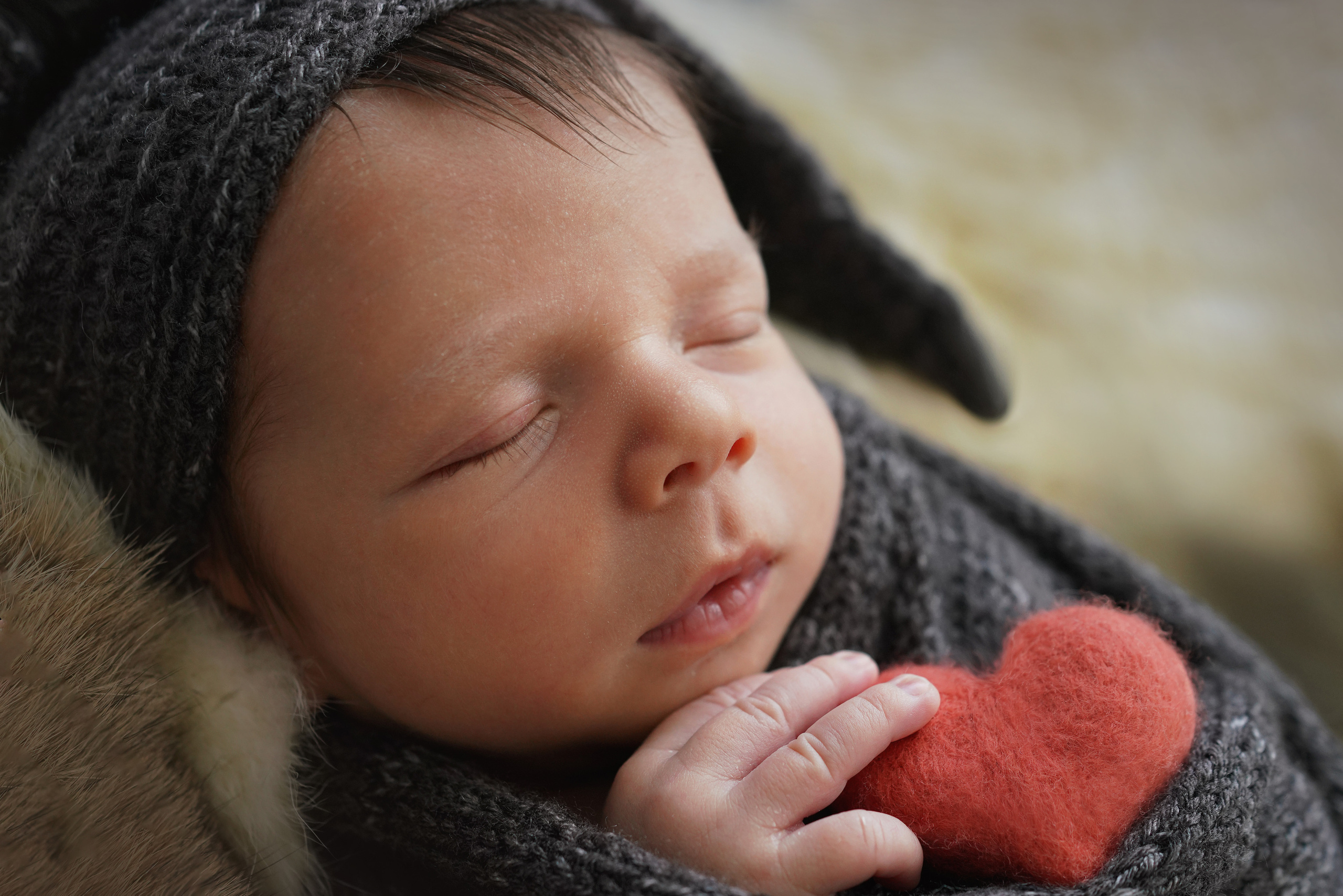 Neugeborenes Fotoshooting in München. Neugeborenenfotografin und Retoucher in Augsburg Nastassia Schneider