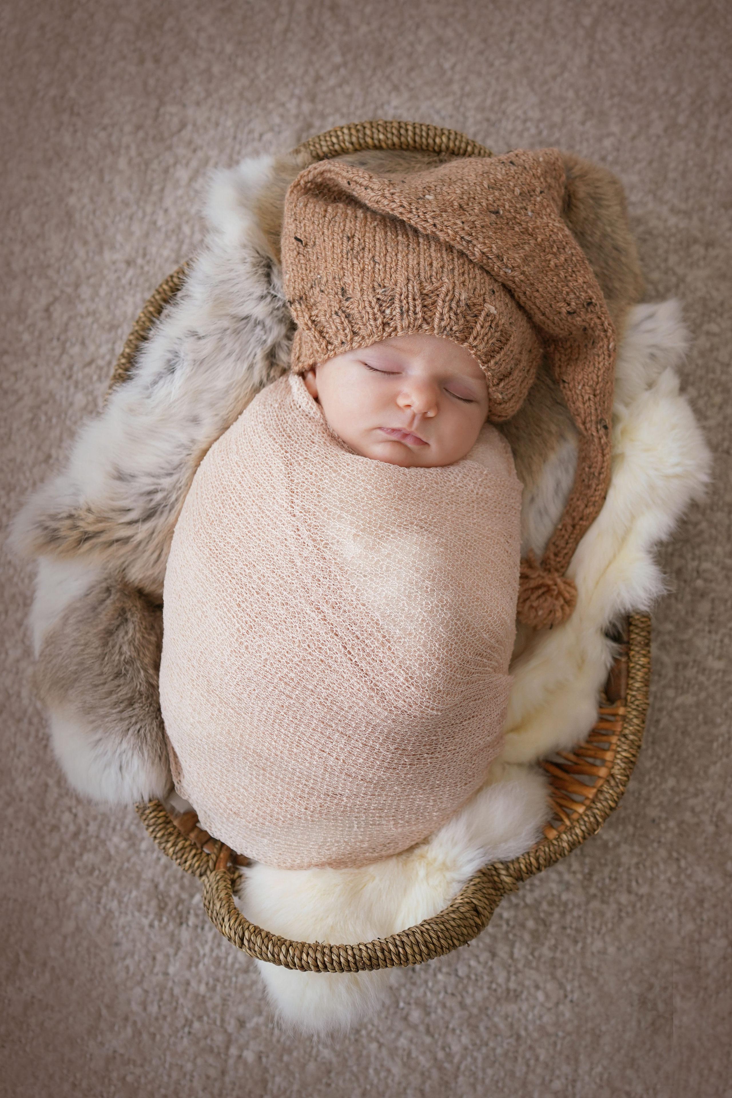 Newborn mit einem neugeborenen Mädchen in Dilling. Neugeborenenfotografin und Retoucher in Augsburg Nastassia Schneider