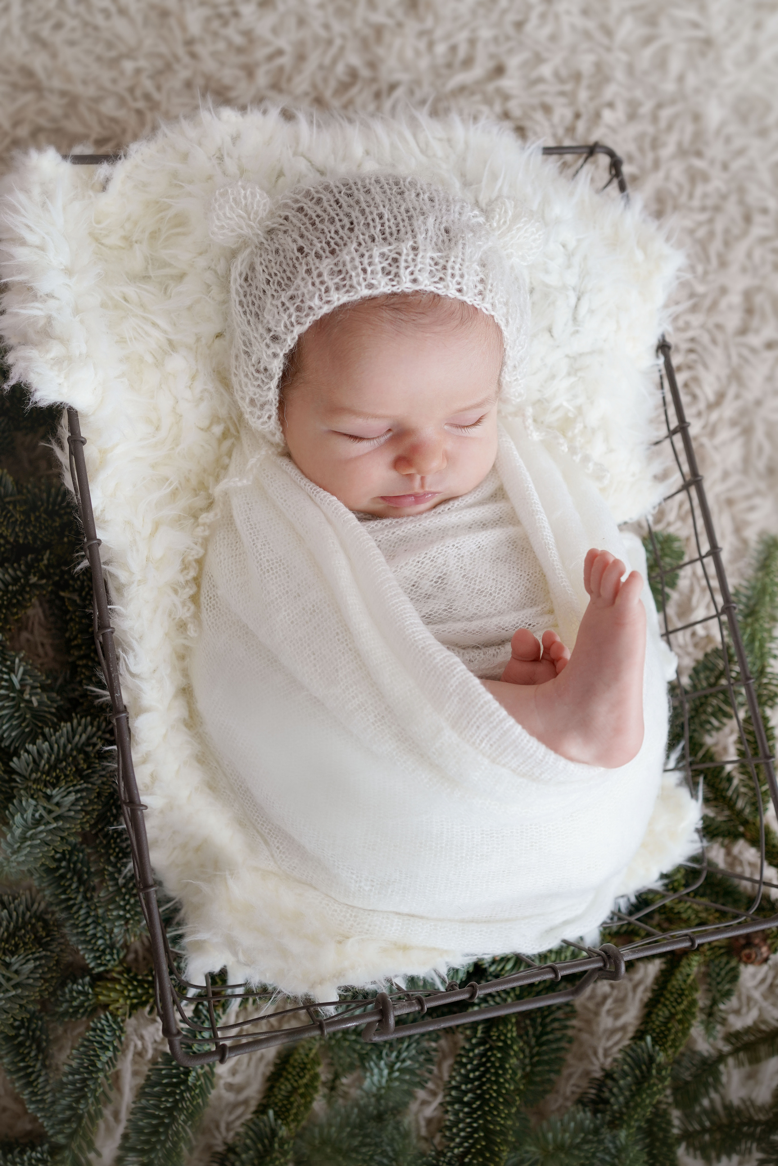 Newborn mit einem neugeborenen Mädchen in Dilling. Neugeborenenfotografin und Retoucher in Augsburg Nastassia Schneider