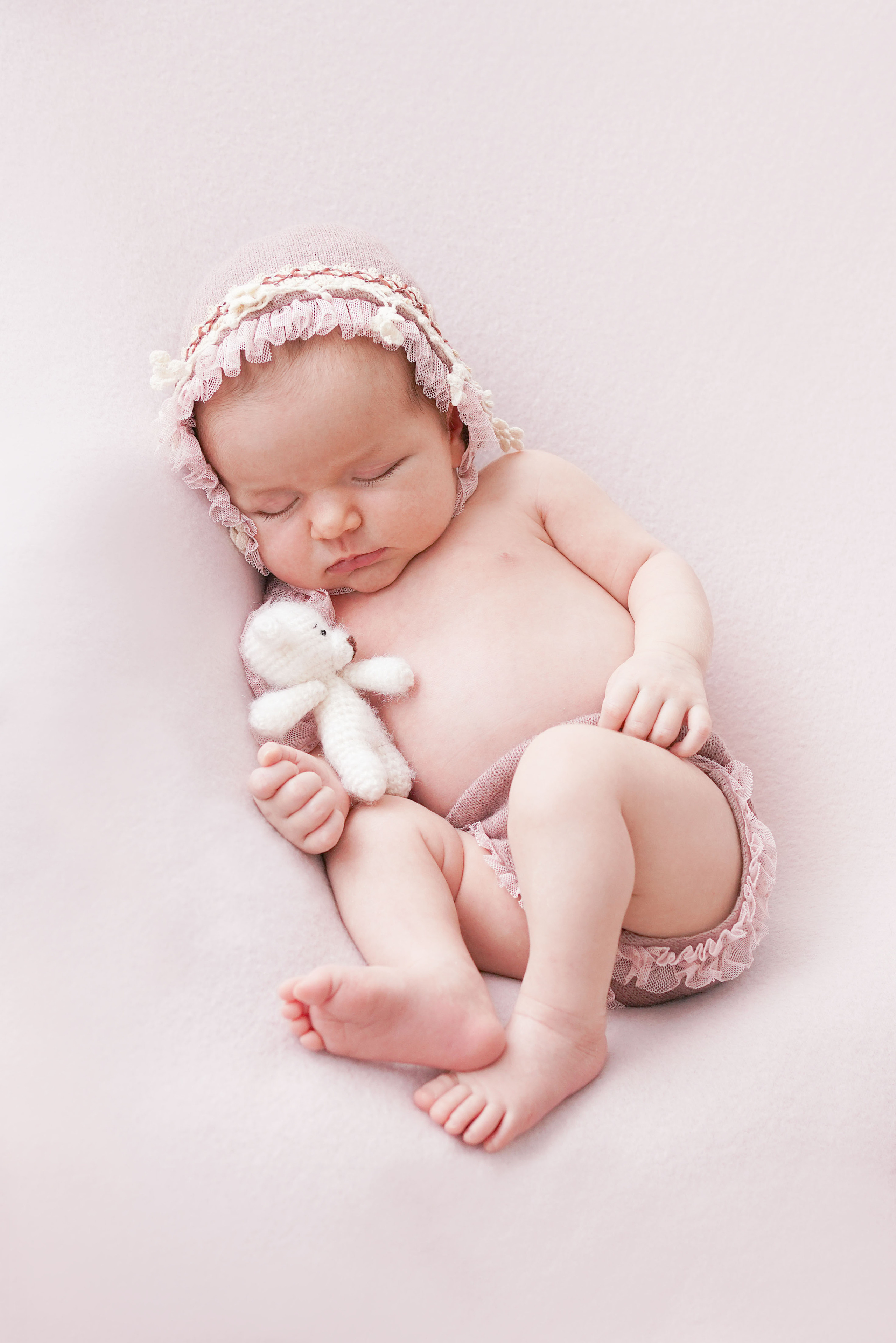 Newborn mit einem neugeborenen Mädchen in Dilling. Neugeborenenfotografin und Retoucher in Augsburg Nastassia Schneider