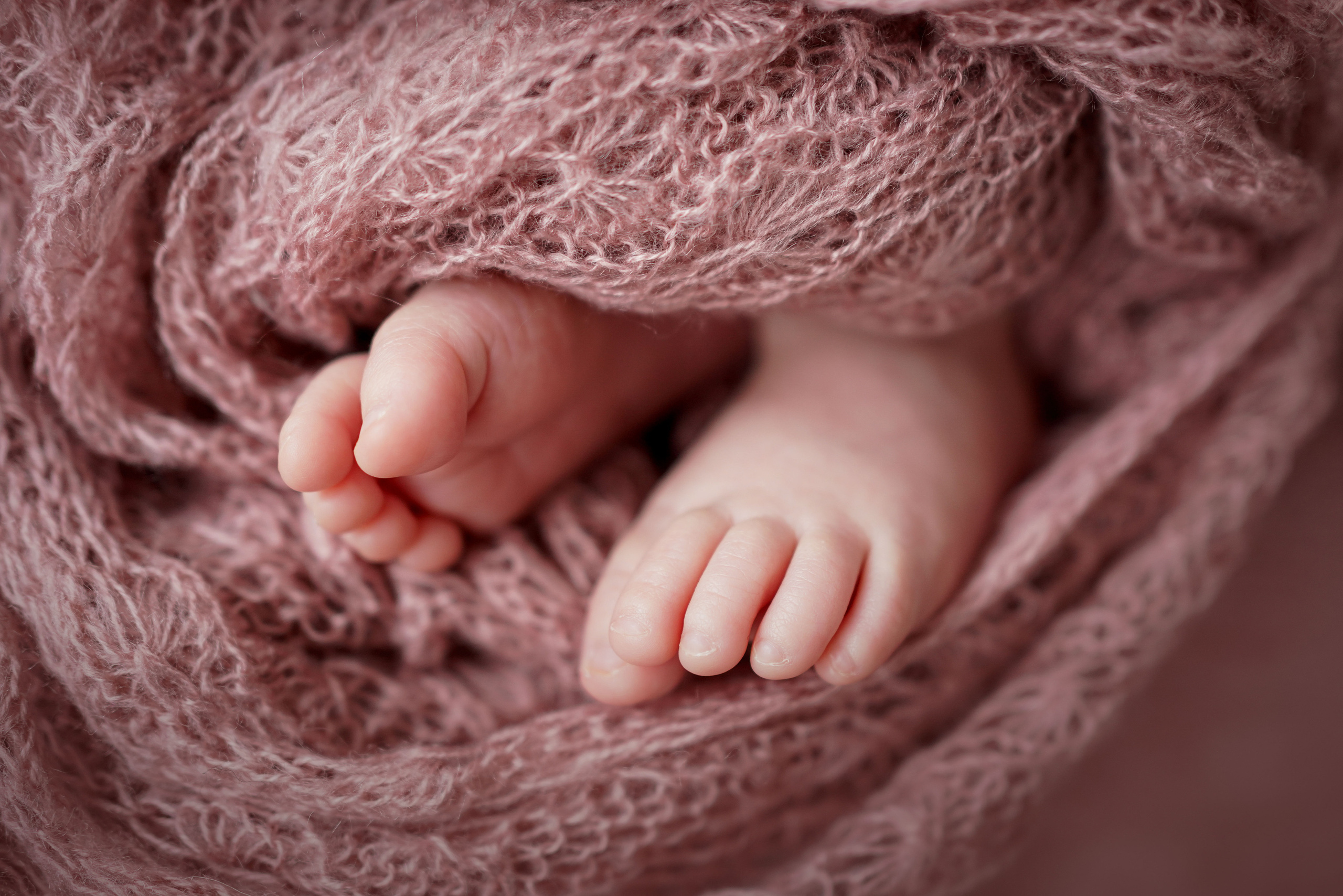 Newborn mit einem neugeborenen Mädchen in Dilling. Neugeborenenfotografin und Retoucher in Augsburg Nastassia Schneider