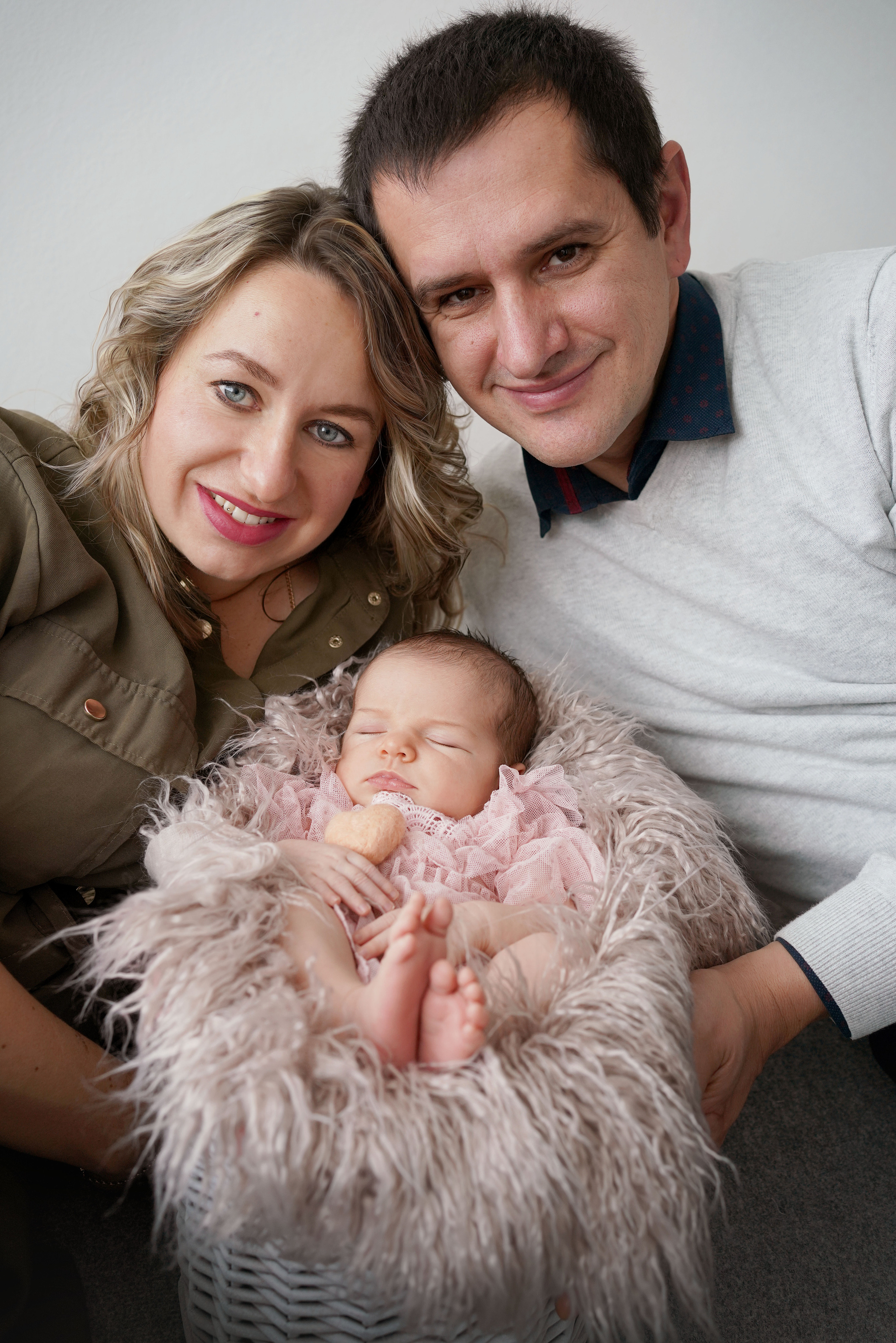 Newborn mit einem neugeborenen Mädchen in Dilling. Neugeborenenfotografin und Retoucher in Augsburg Nastassia Schneider