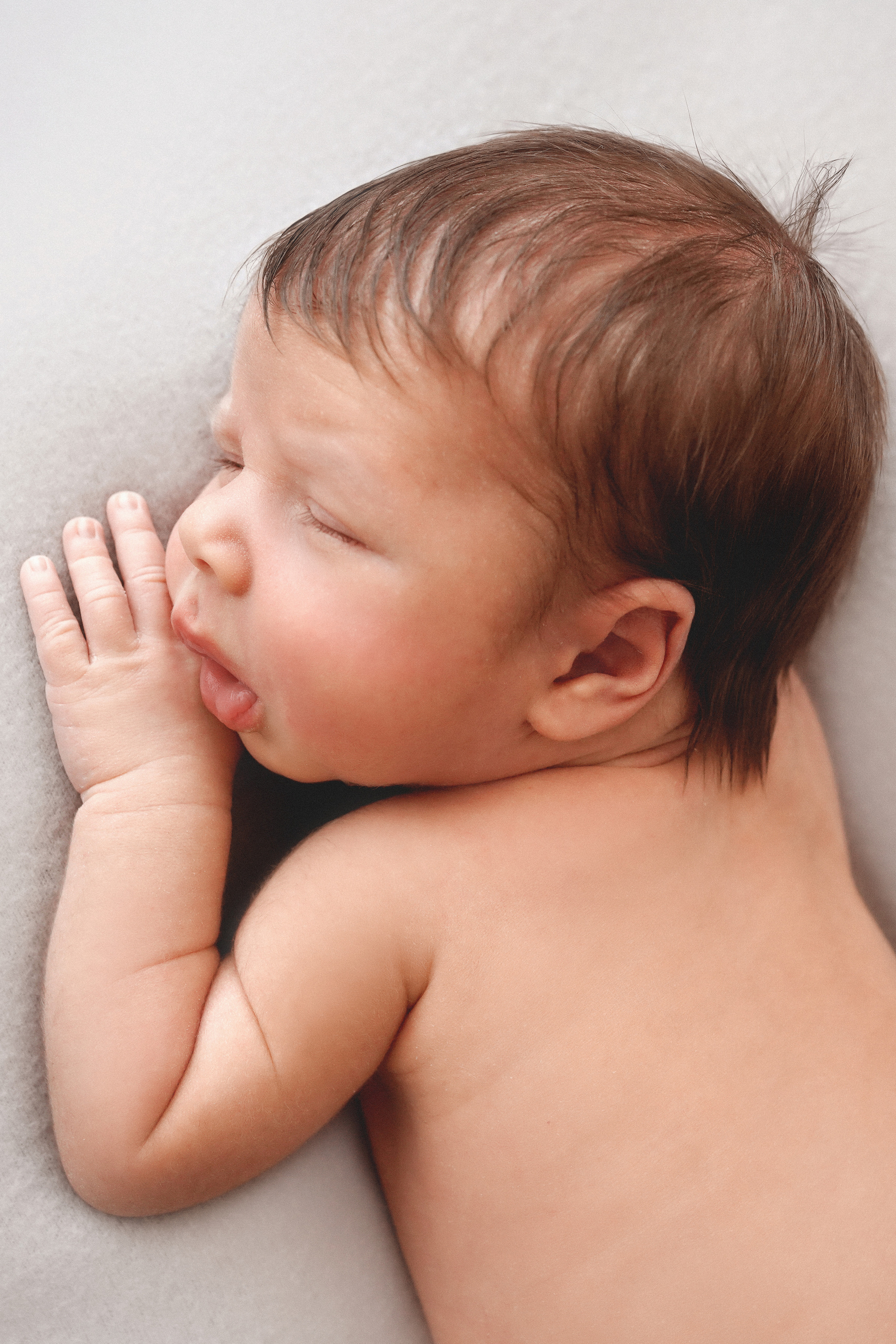 nacktes baby beim newborn fotoshooting