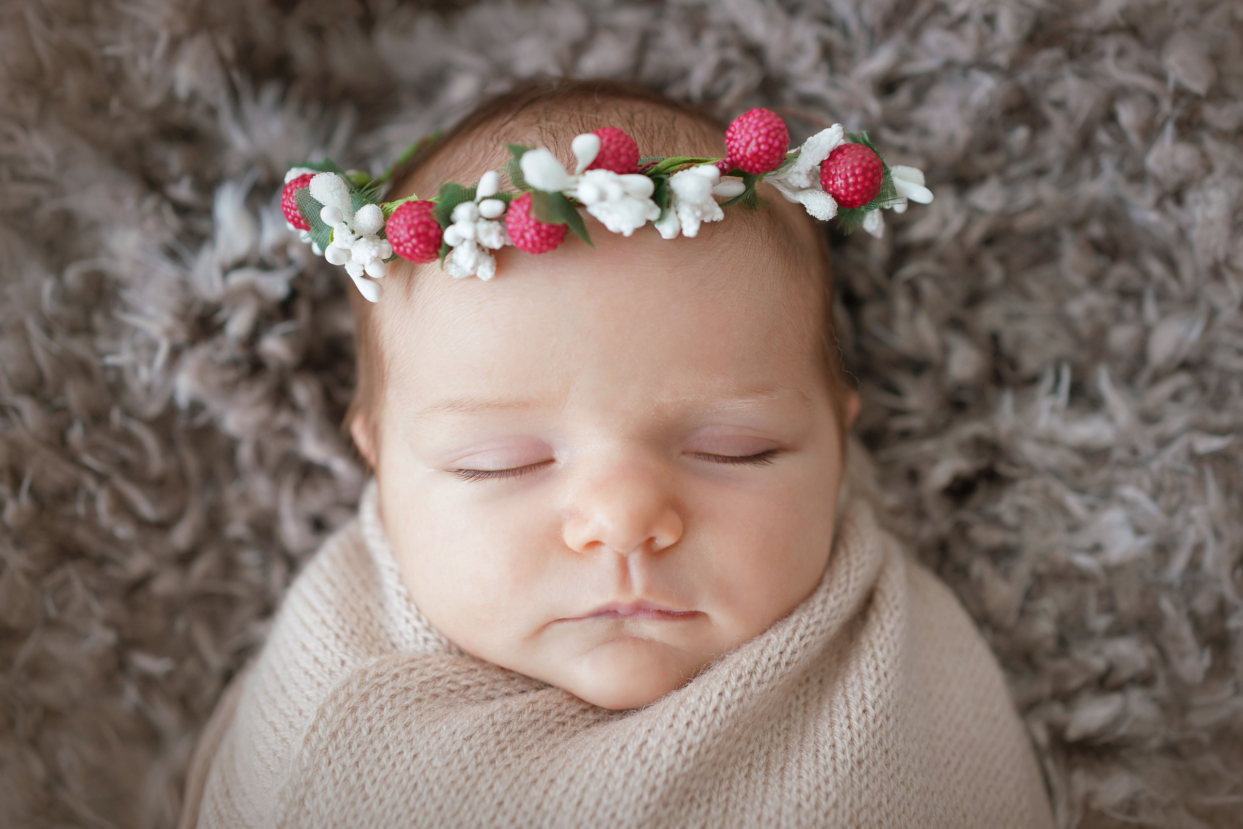 Newborn mit einem neugeborenen Mädchen in Dilling. Neugeborenenfotografin und Retoucher in Augsburg Nastassia Schneider