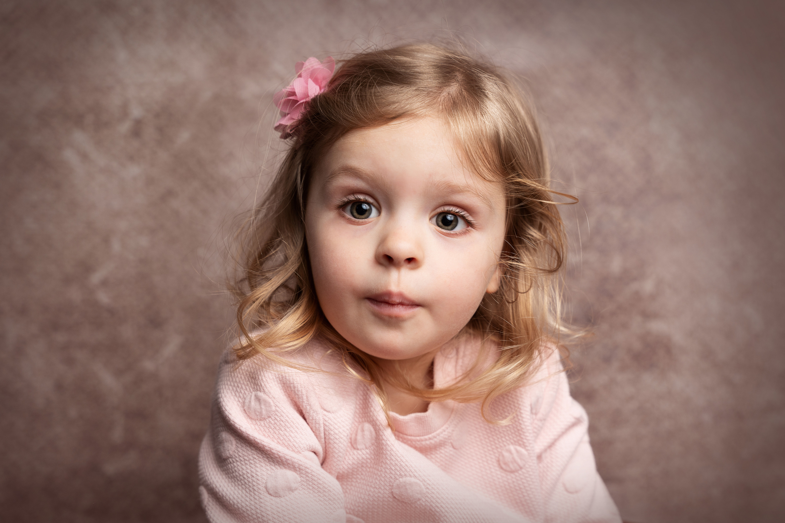 Porträt eines Mädchens mit ausdrucksstarken Augen