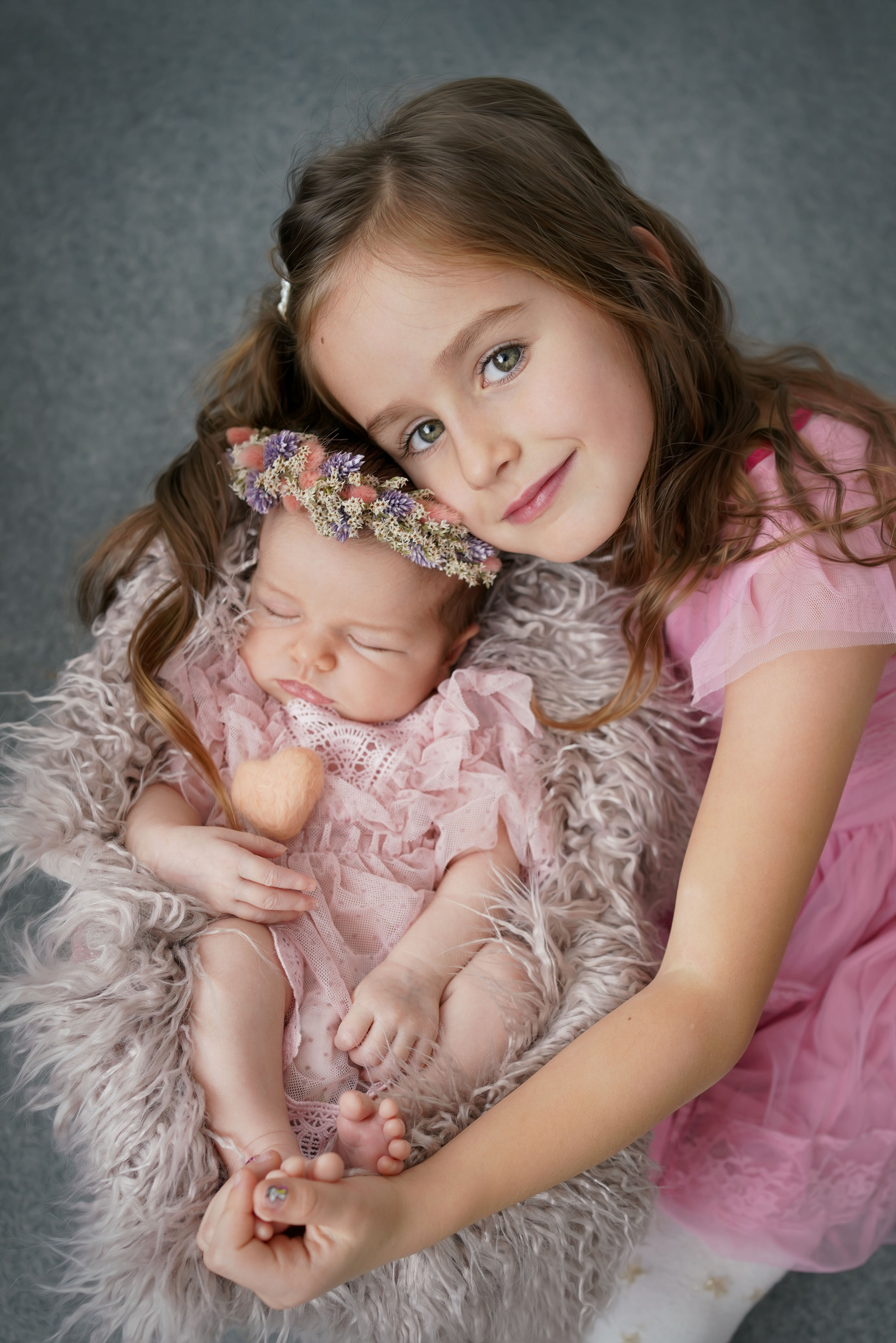 neugeborenen shooting mit geschwister in Augsburg von der Babyfotografin Nastassia Schneider