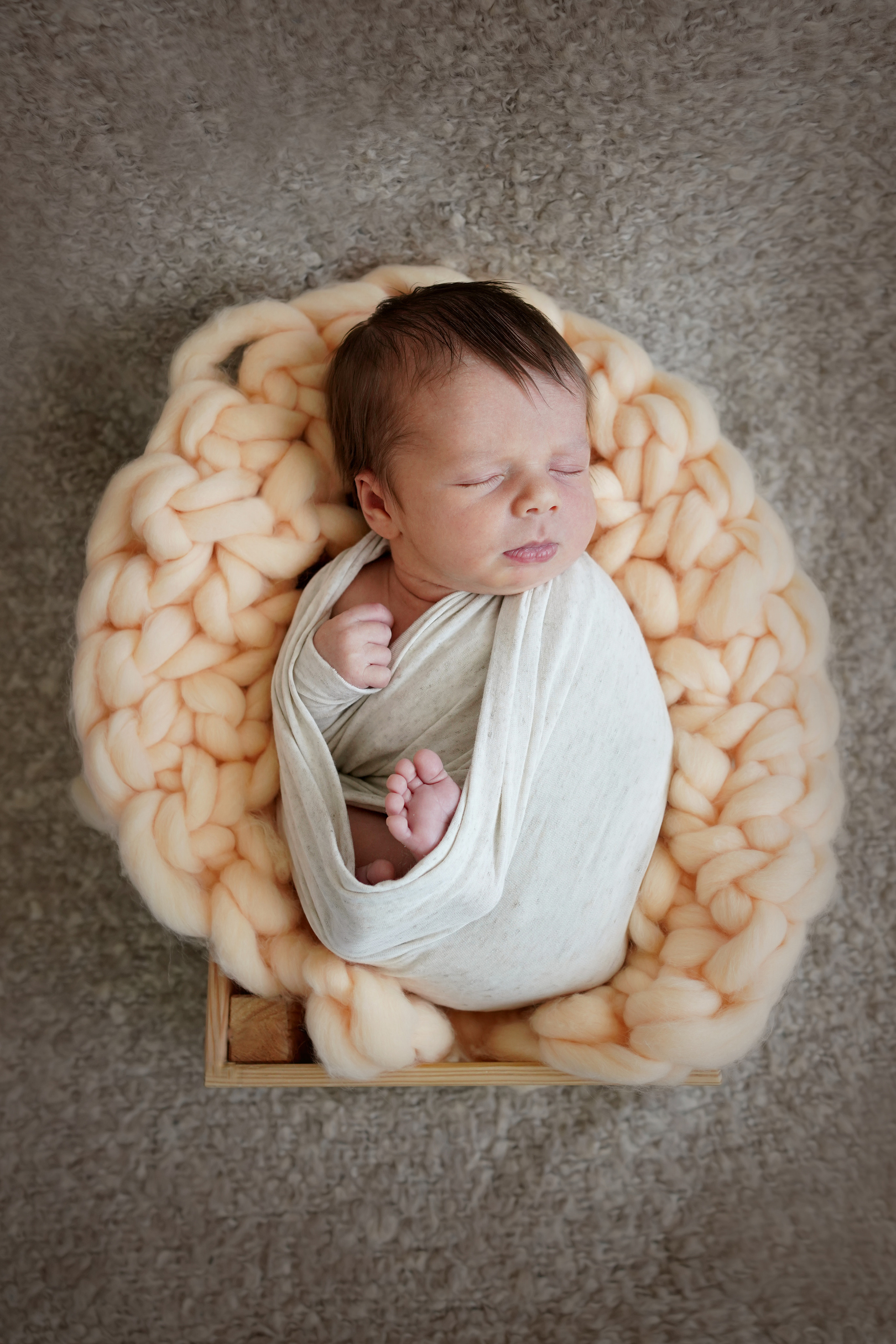Neugeborenes Fotoshooting in München. Neugeborenenfotografin und Retoucher in Augsburg Nastassia Schneider