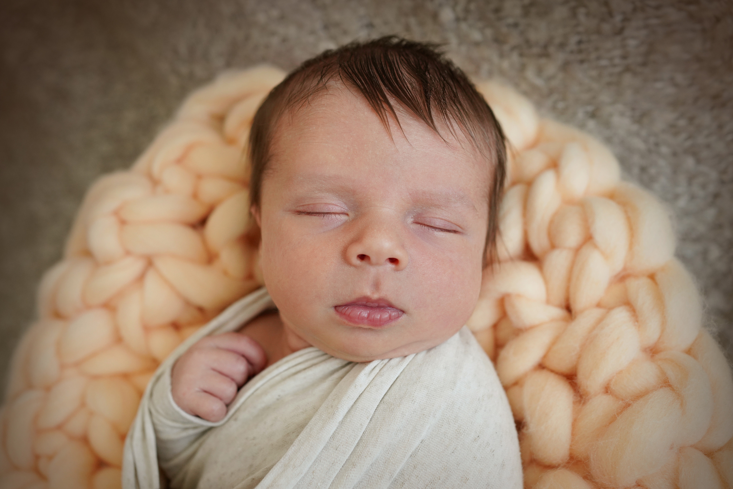 Neugeborenes Fotoshooting in München. Neugeborenenfotografin und Retoucher in Augsburg Nastassia Schneider