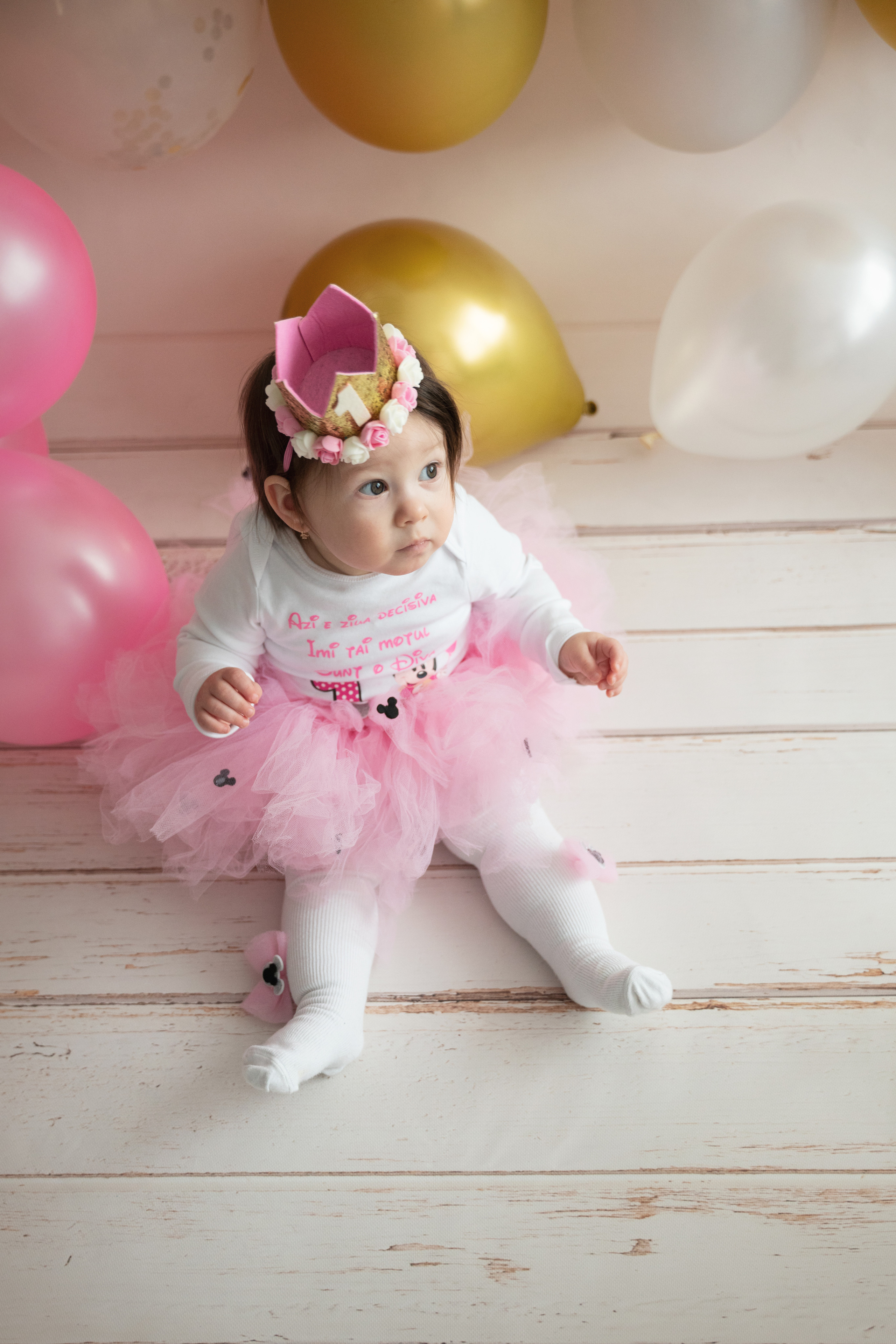 goldene und rosa Luftballons und eine Prinzessin in einem rosa Rock