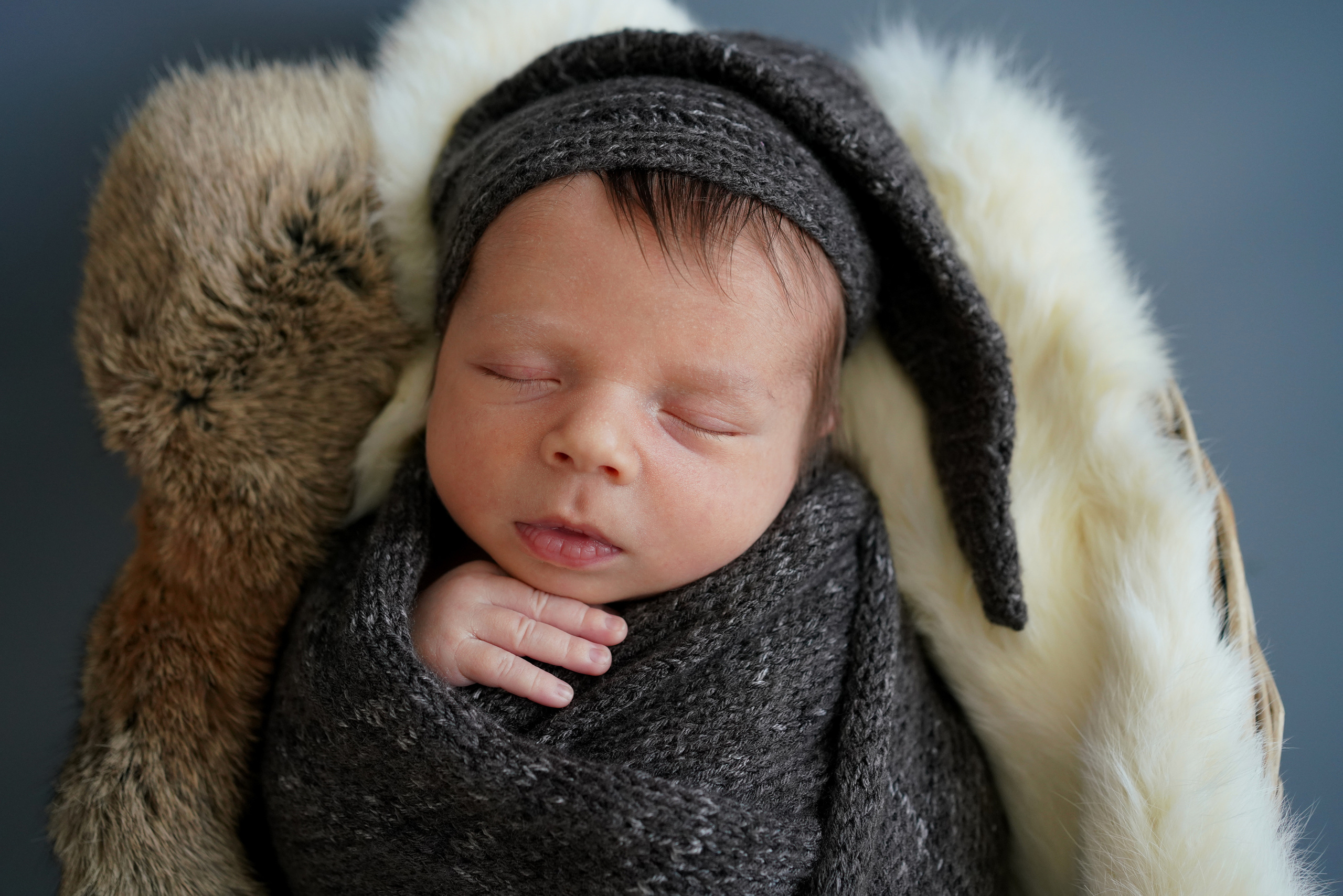 Neugeborenes Fotoshooting in München. Neugeborenenfotografin und Retoucher in Augsburg Nastassia Schneider