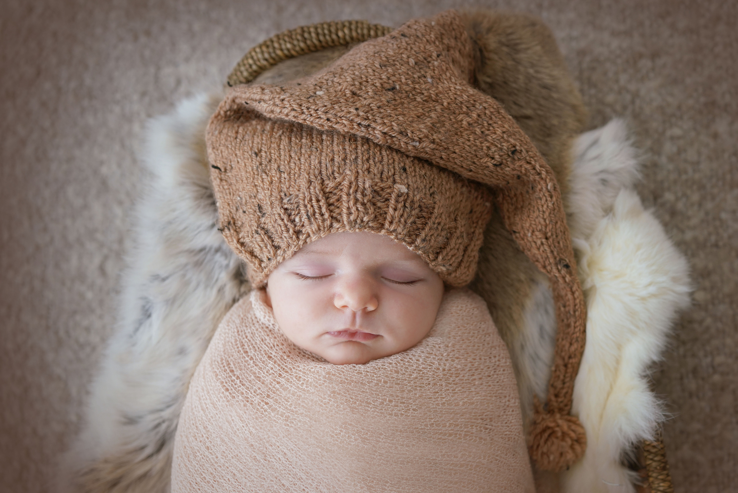 Newborn mit einem neugeborenen Mädchen in Dilling. Neugeborenenfotografin und Retoucher in Augsburg Nastassia Schneider