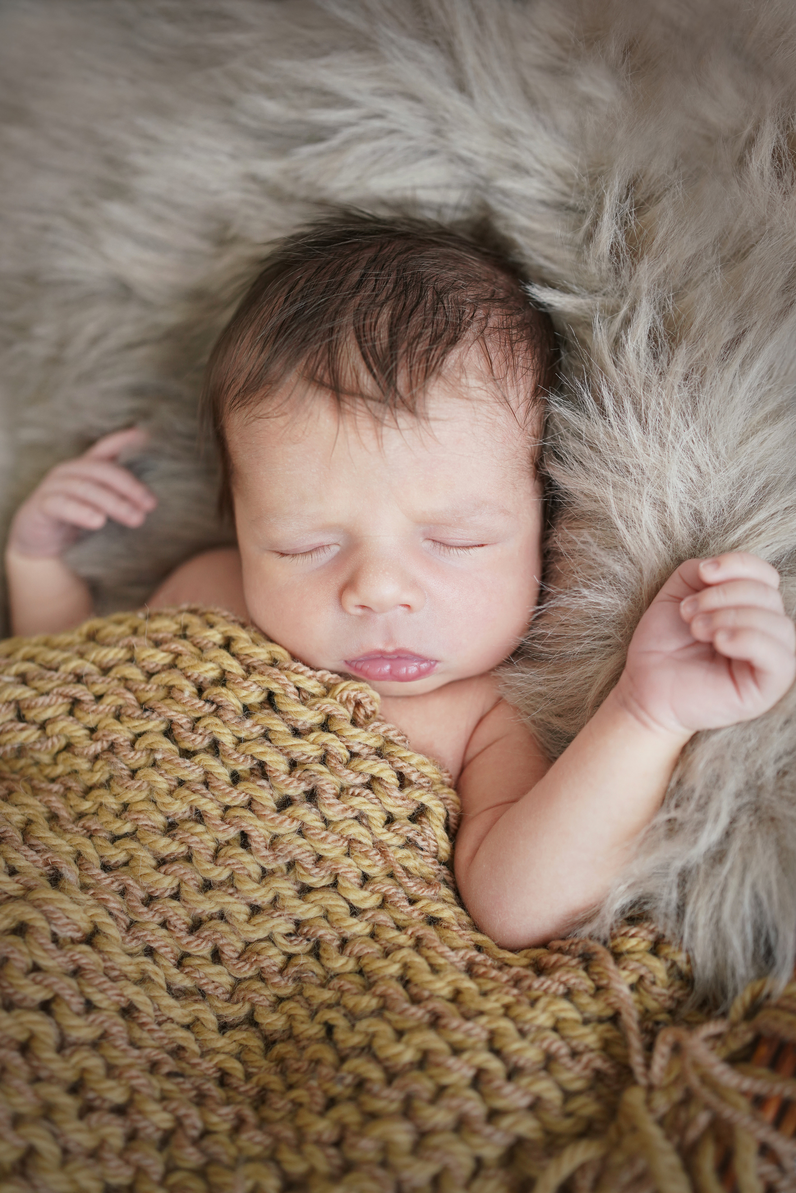 Neugeborenes Fotoshooting in München. Neugeborenenfotografin und Retoucher in Augsburg Nastassia Schneider