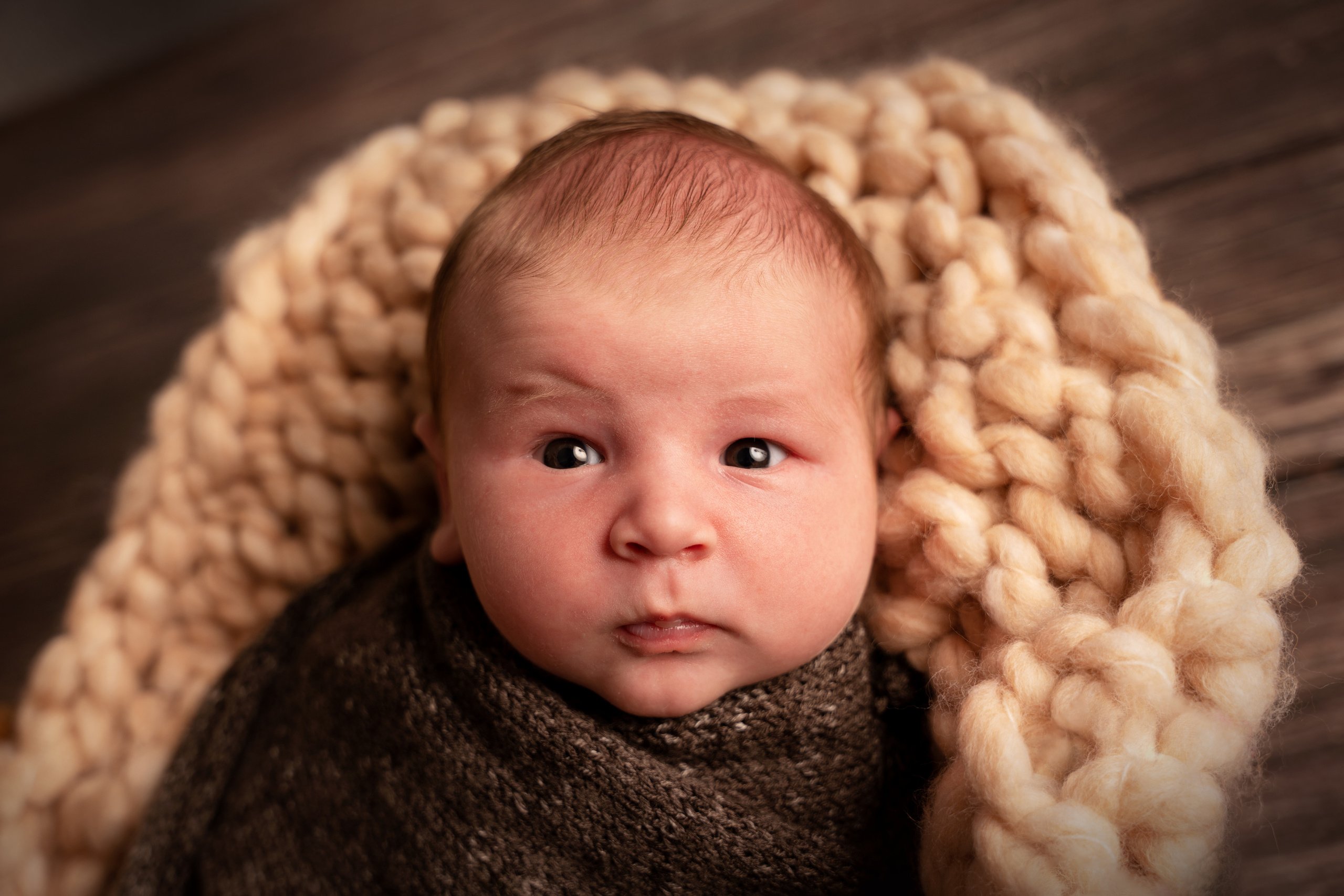 neugeborenes schaut direkt in die Kamera des Fotografen