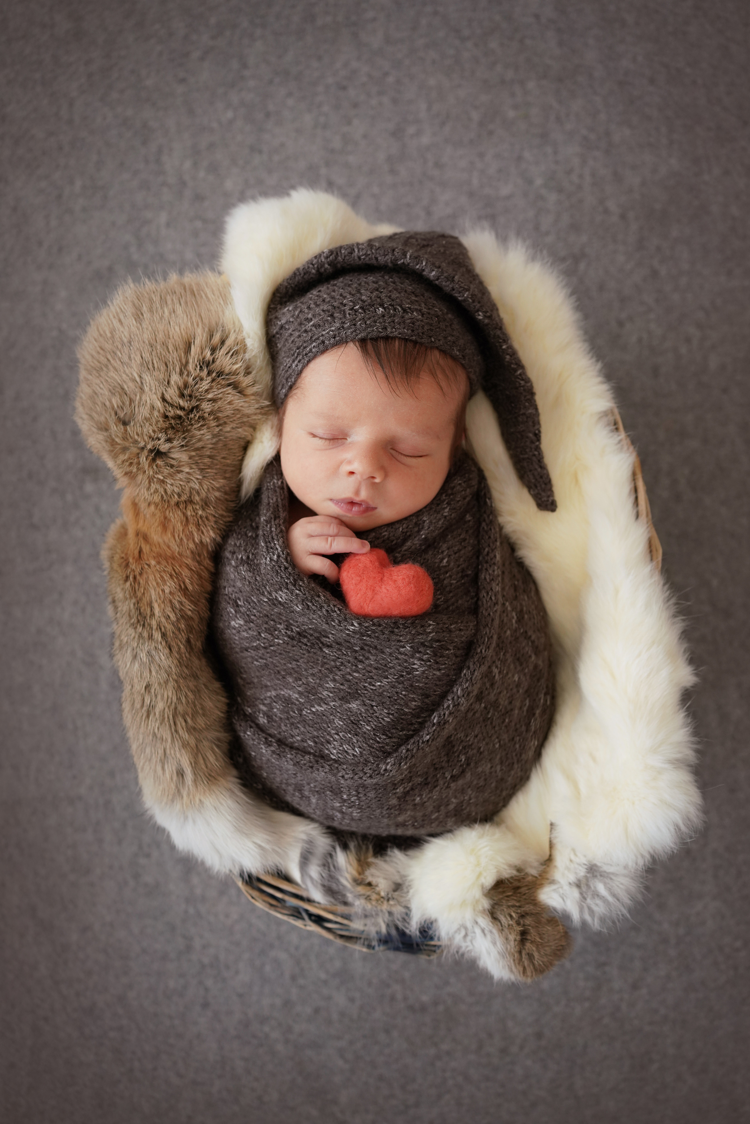Neugeborenes Fotoshooting in München. Neugeborenenfotografin und Retoucher in Augsburg Nastassia Schneider