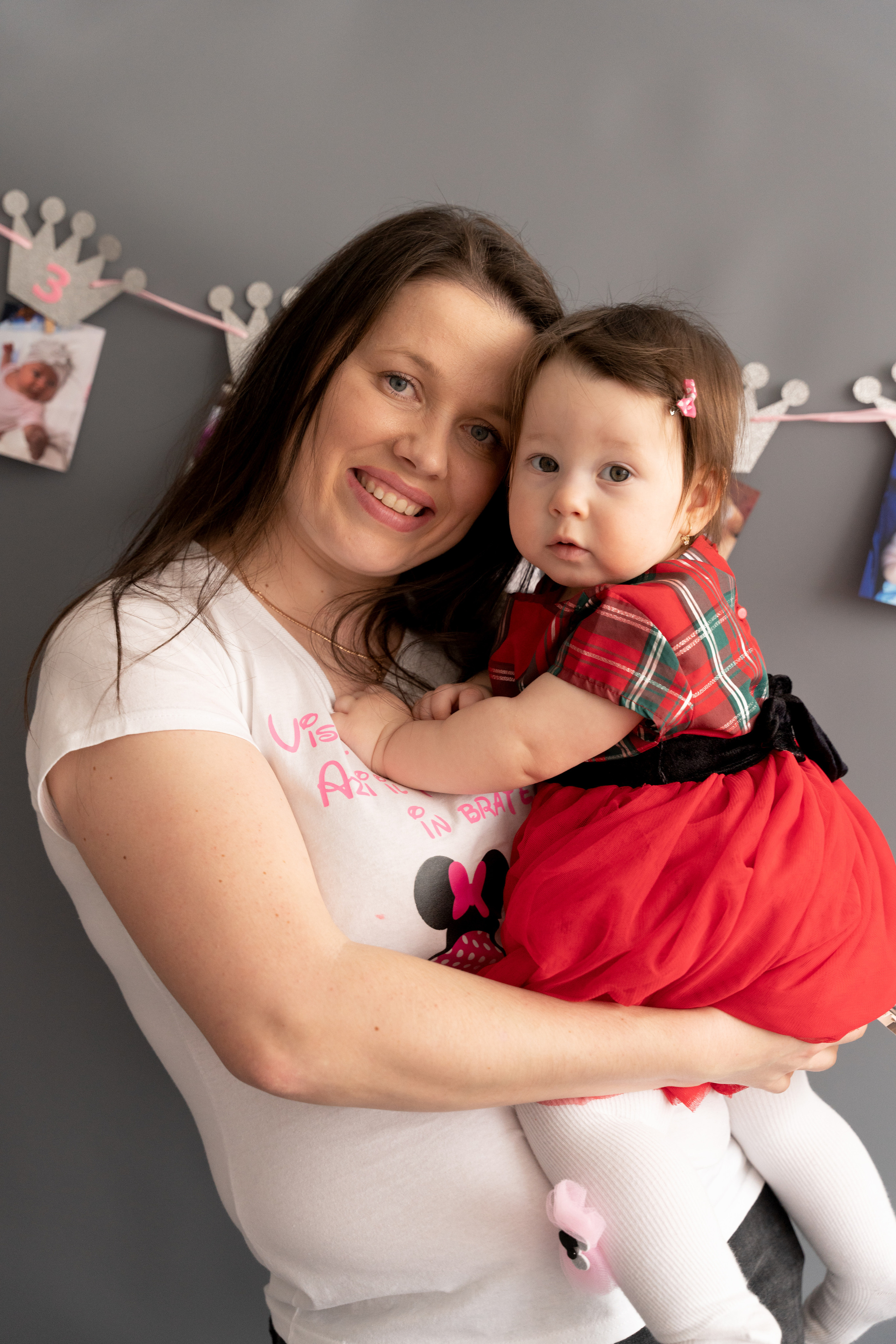 mutter und tochter umarmen sich und erinnern sich an die geburt