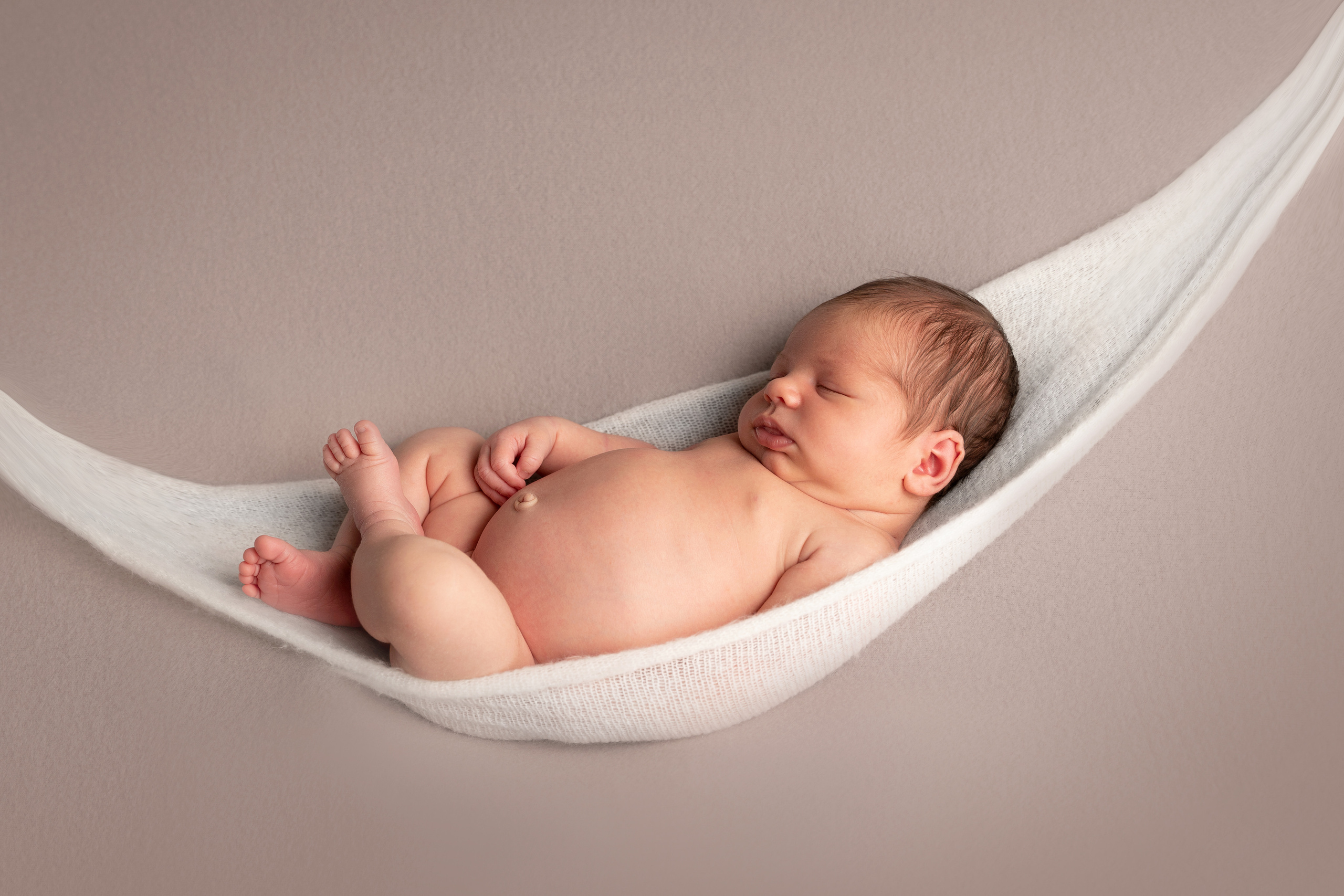 Neugeborenes Baby auf einer Sitzsackschaukel