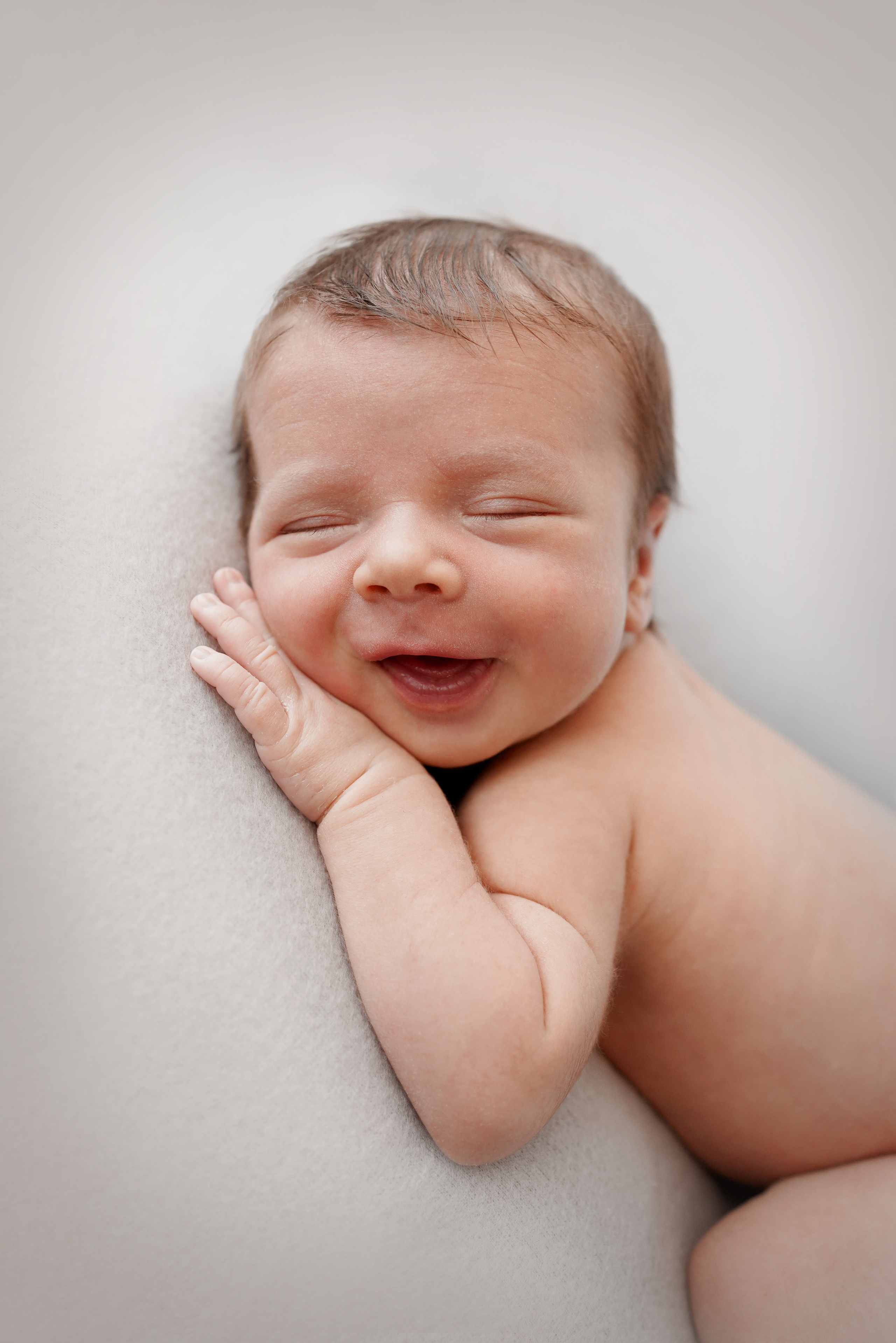 Neugeborenes Fotoshooting in München. Neugeborenenfotografin und Retoucher in Augsburg Nastassia Schneider