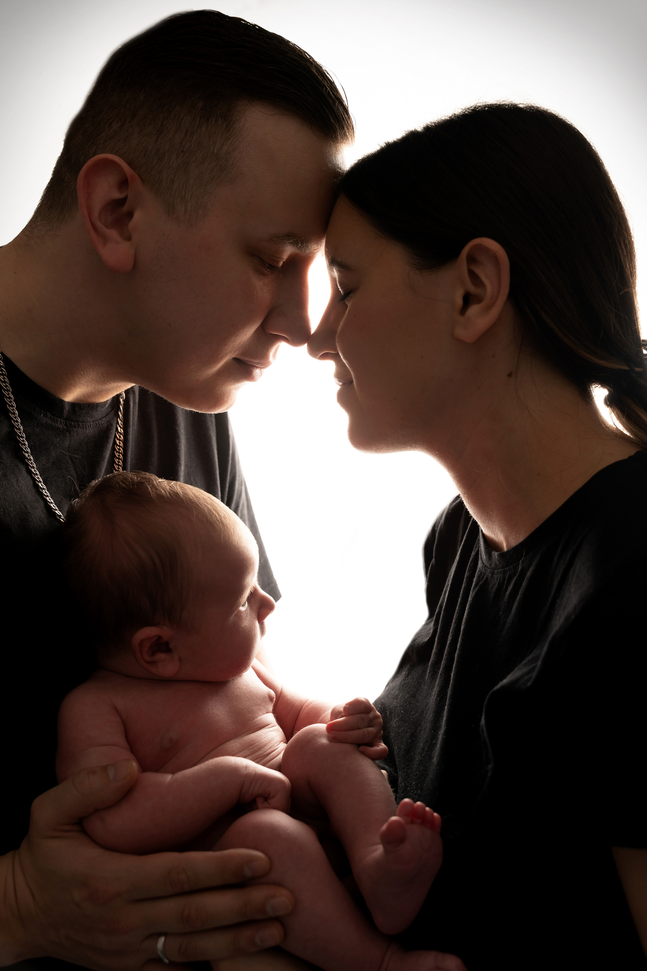 vor dem Hintergrund des Lichts der lampe berührten Mann und Frau die Stirn