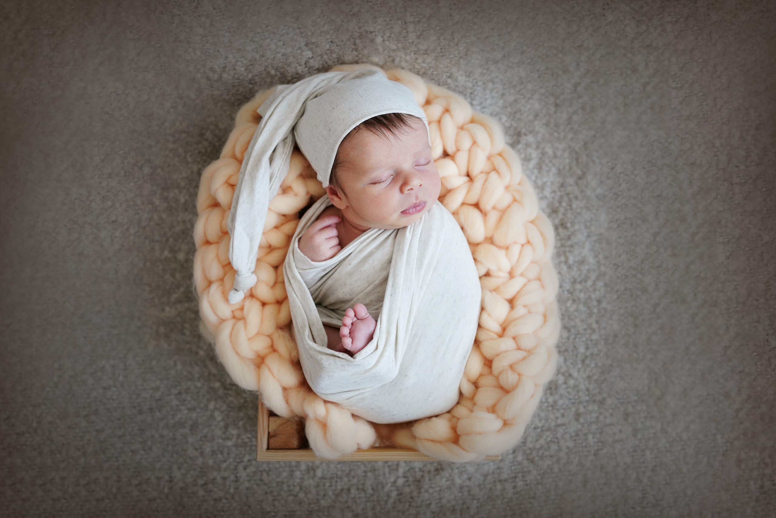 Neugeborenes Fotoshooting in München. Neugeborenenfotografin und Retoucher in Augsburg Nastassia Schneider
