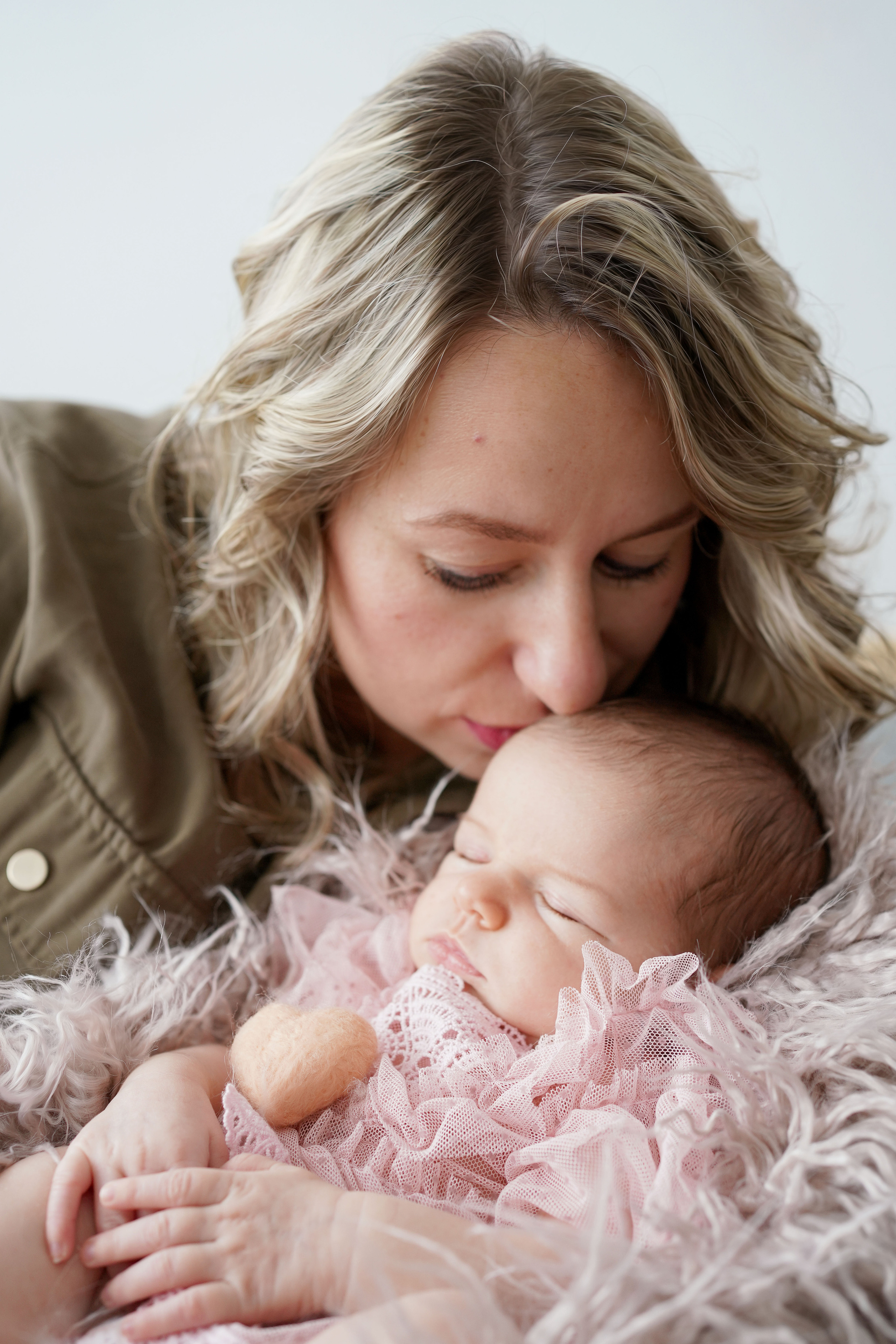 Newborn mit einem neugeborenen Mädchen in Dilling. Neugeborenenfotografin und Retoucher in Augsburg Nastassia Schneider