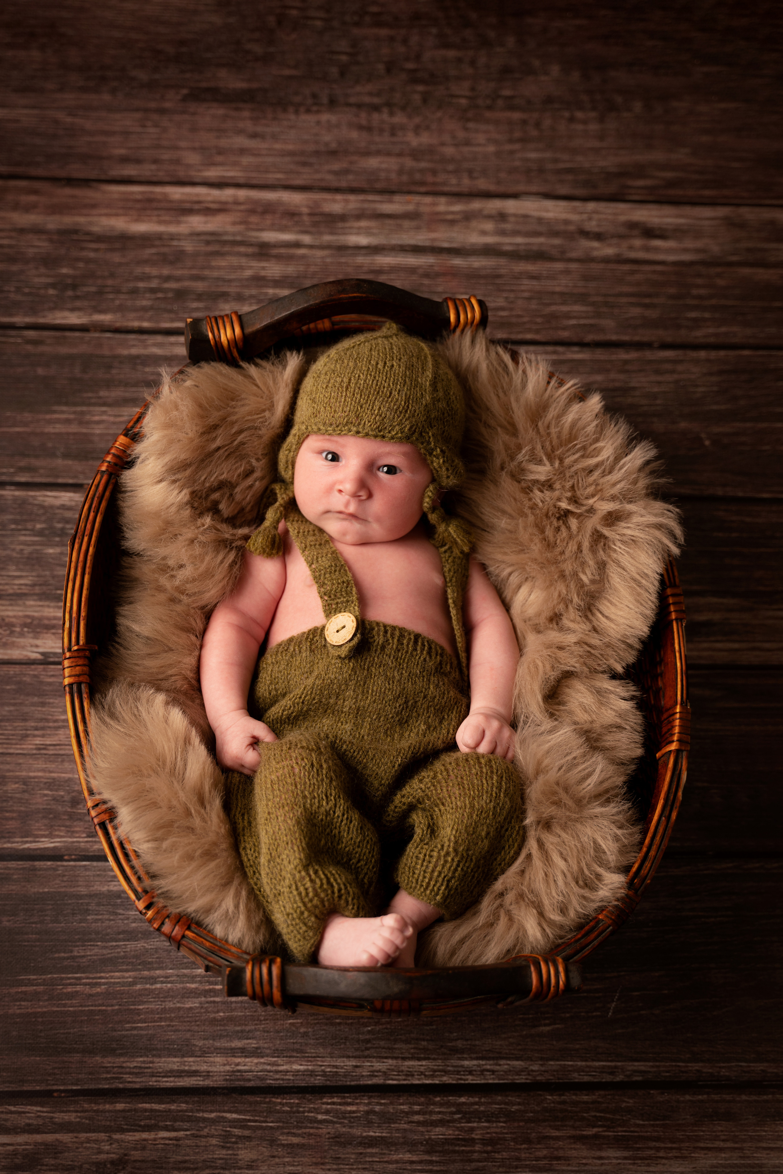 wir trugen eine grüne Kaste und legten den Jungen in eine Kiste