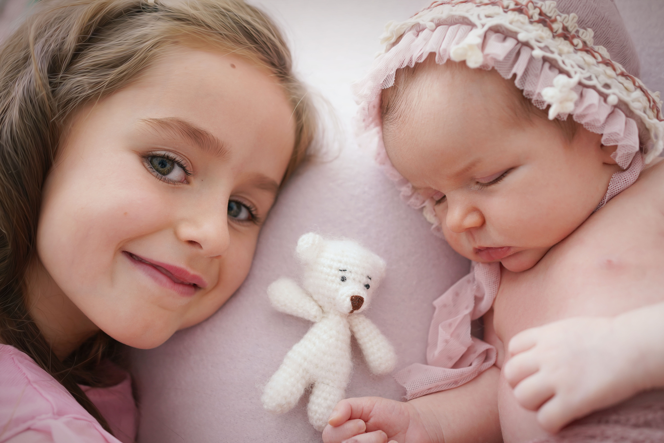 Newborn mit einem neugeborenen Mädchen in Dilling. Neugeborenenfotografin und Retoucher in Augsburg Nastassia Schneider