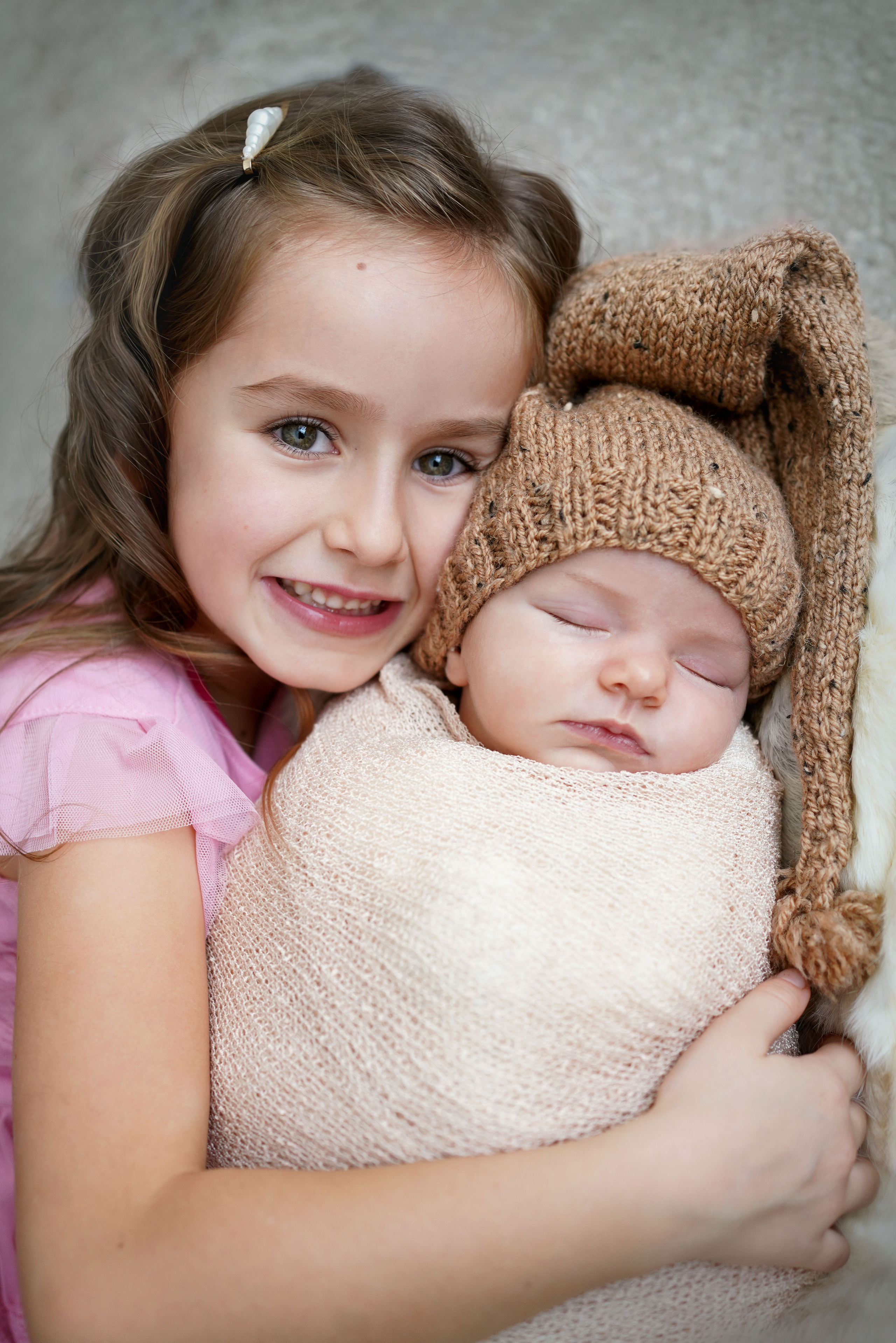 Newborn mit einem neugeborenen Mädchen in Dilling. Neugeborenenfotografin und Retoucher in Augsburg Nastassia Schneider