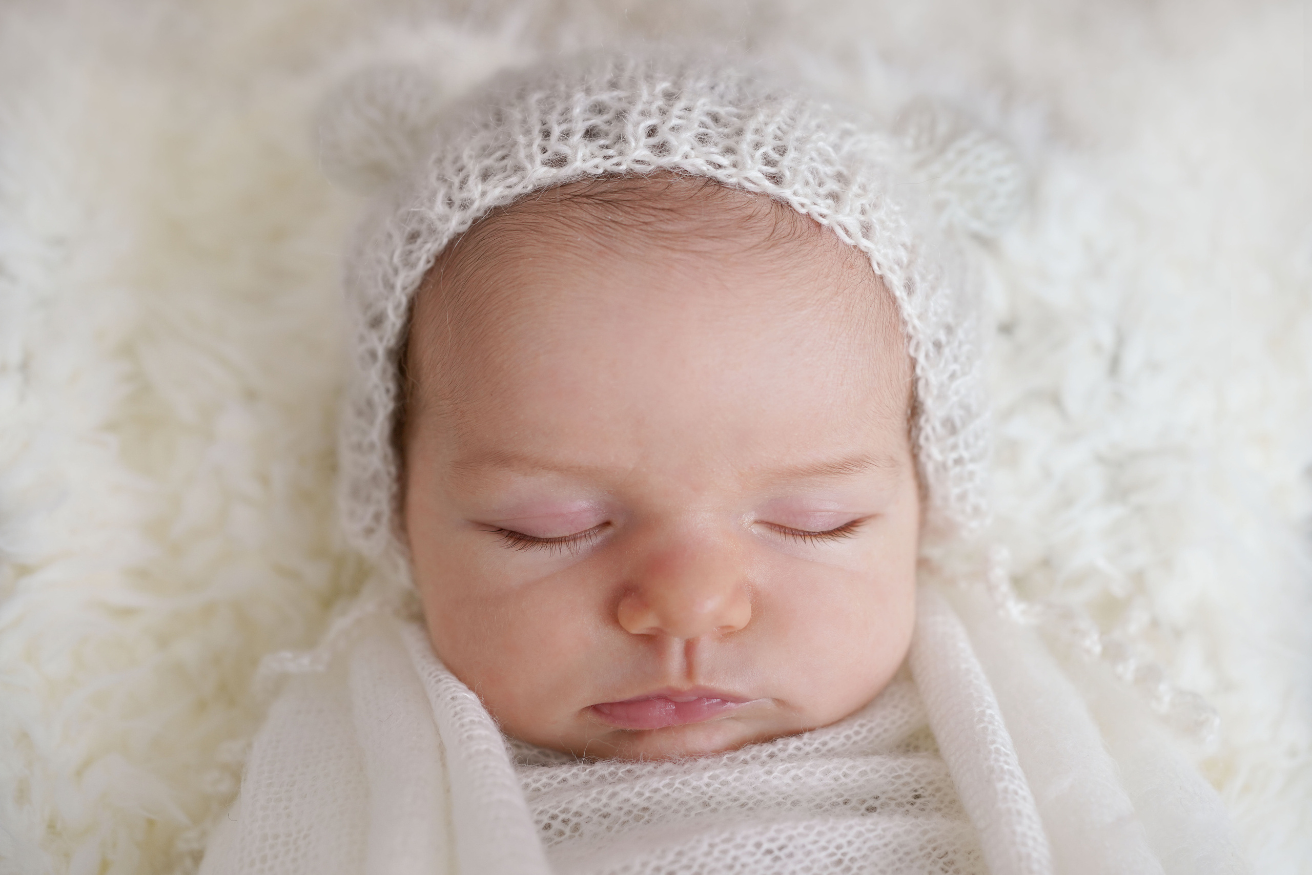 Newborn mit einem neugeborenen Mädchen in Dilling. Neugeborenenfotografin und Retoucher in Augsburg Nastassia Schneider