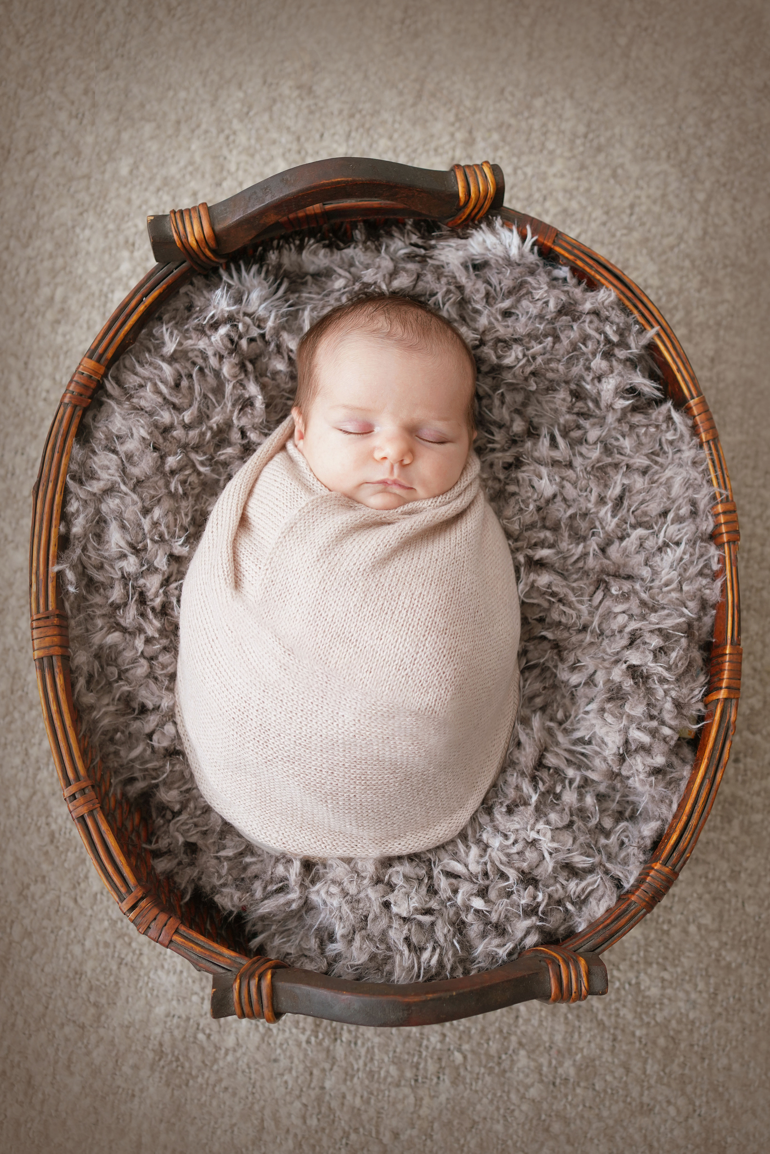 Newborn mit einem neugeborenen Mädchen in Dilling. Neugeborenenfotografin und Retoucher in Augsburg Nastassia Schneider