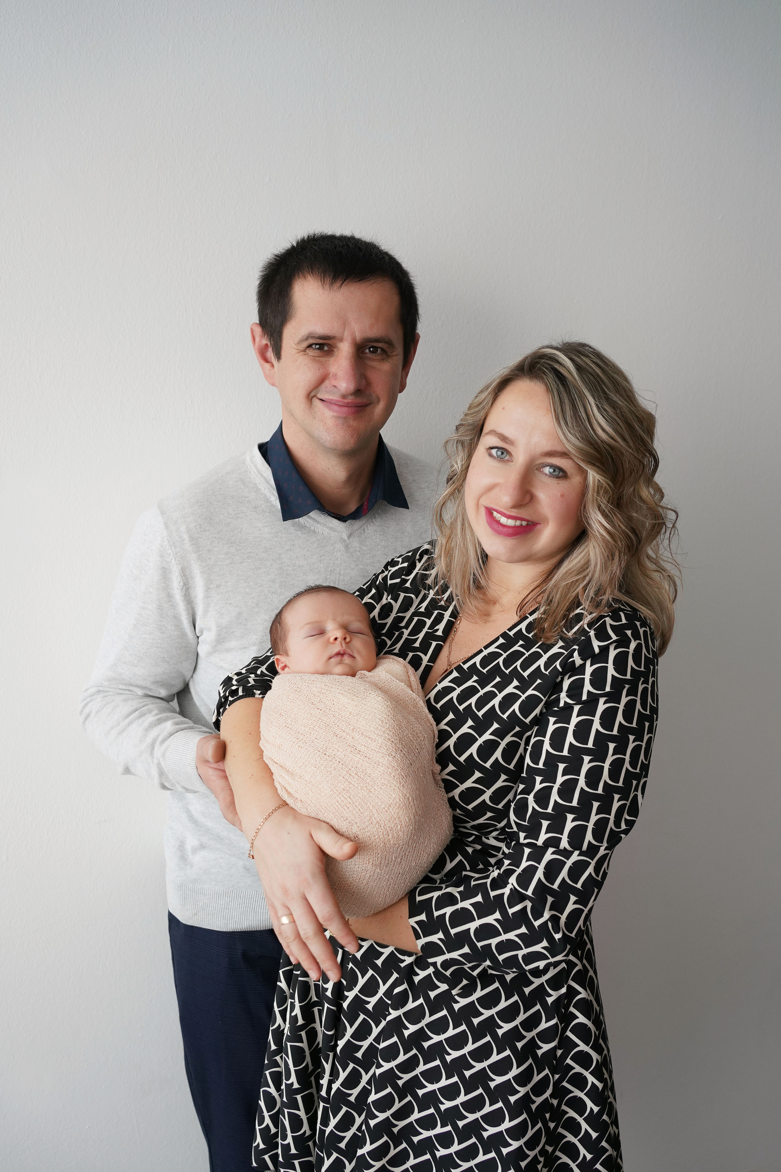 Newborn mit einem neugeborenen Mädchen in Dilling. Neugeborenenfotografin und Retoucher in Augsburg Nastassia Schneider
