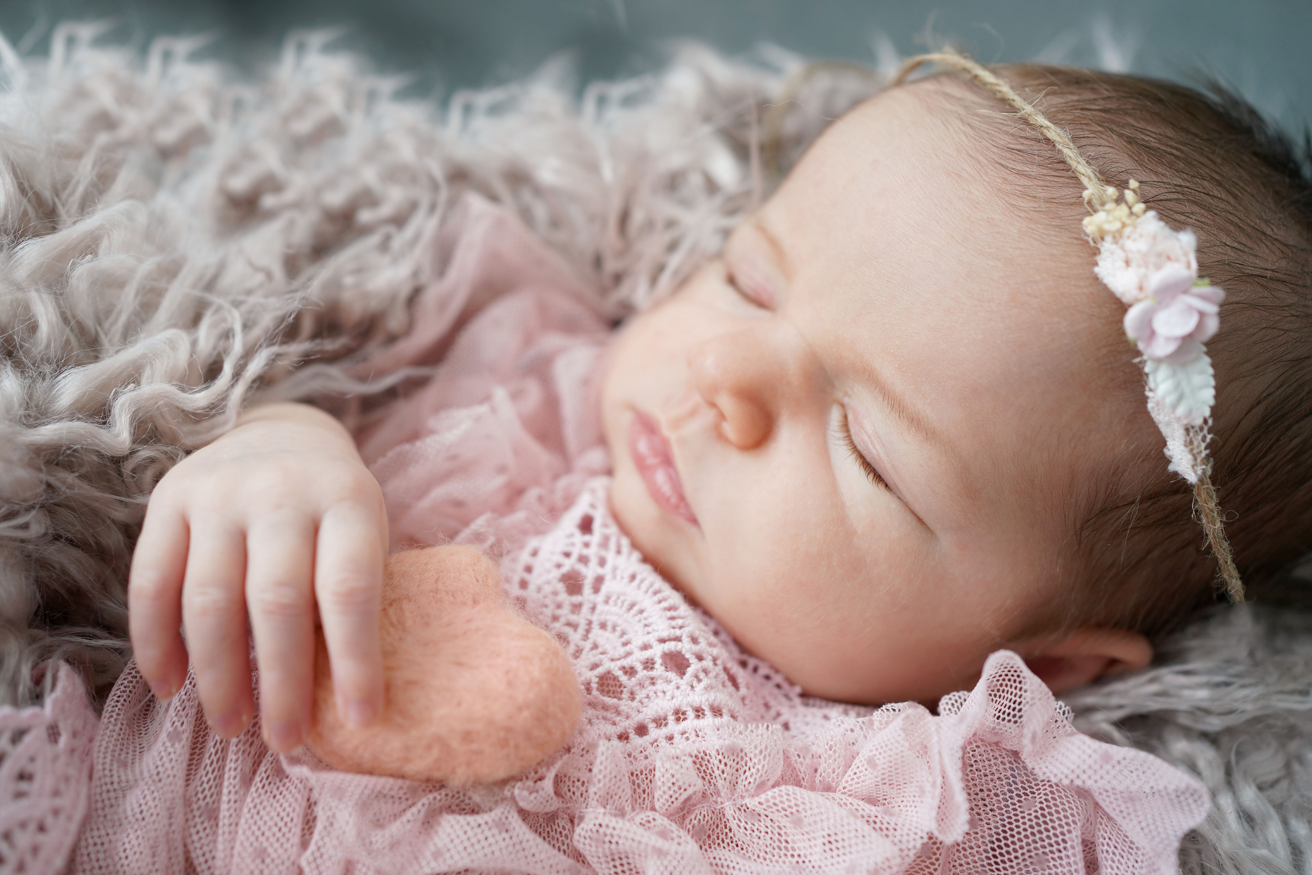 Newborn mit einem neugeborenen Mädchen in Dilling. Neugeborenenfotografin und Retoucher in Augsburg Nastassia Schneider