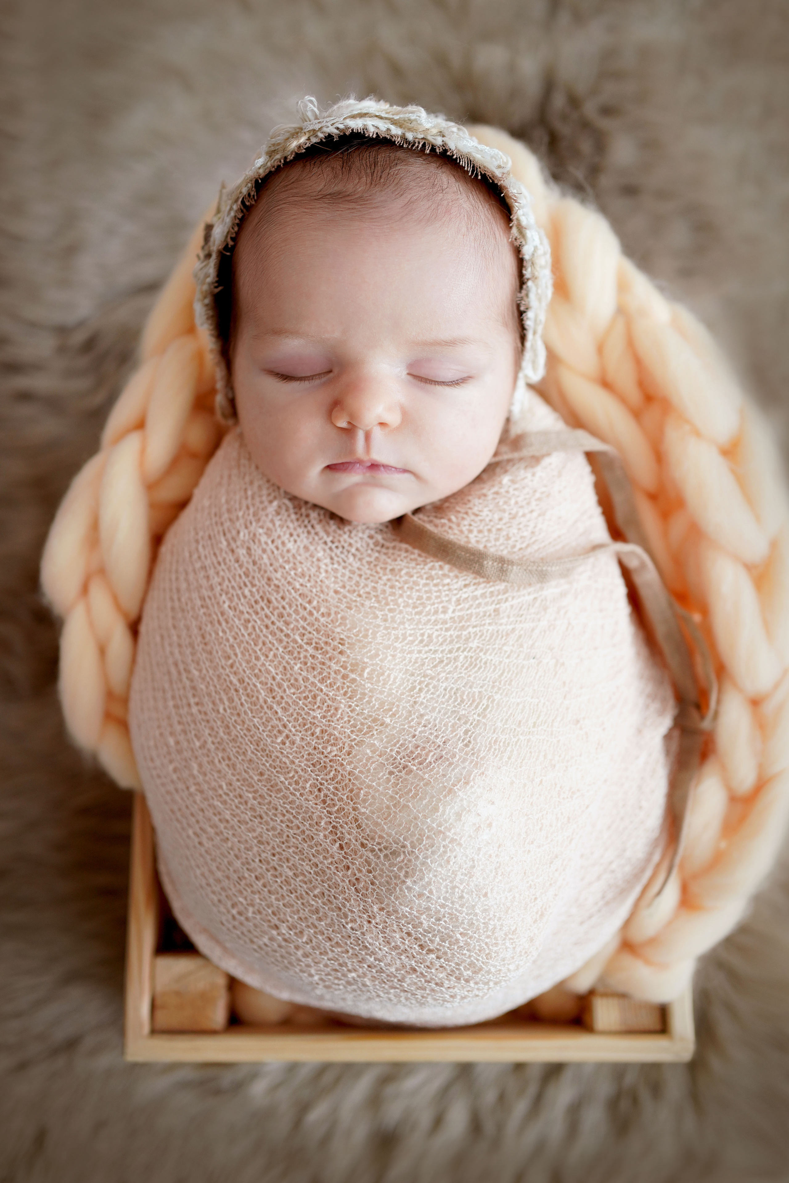 Newborn mit einem neugeborenen Mädchen in Dilling. Neugeborenenfotografin und Retoucher in Augsburg Nastassia Schneider